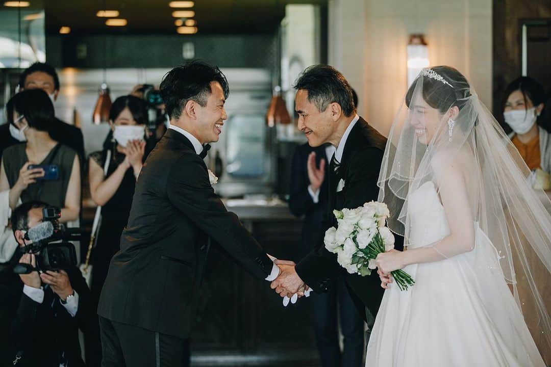 ラヴィ•ファクトリーさんのインスタグラム写真 - (ラヴィ•ファクトリーInstagram)「. 【写真で叶える結婚式】 .  大切な人たちにたくさんの感謝の気持ちを伝えて🤍 おふたりとゲストの表情から 最良の1日だったことが伝わってきます✨  . —————— ラヴィファクトリー: @fukuoka_laviephotography Photographer: @hassyphotography AREA:JAPAN,FUKUOKA —————— @laviefactoryをフォローして #laviefactory #ラヴィファクトリー のハッシュタグをつけて お写真を投稿してみてくださいね✳︎ . こちらの公式IG（@laviefactory） で取り上げさせていただきます✨ . 思わず笑顔になれるハートのある 「家族写真」はラヴィクルール* >>>@laviecouleur_official . #wedding #weddingphotography #photo  #ハートのある写真 #instawedding #結婚写真 #ウェディング #ウェディングフォト #撮影指示書 #ロケーションフォト #前撮り#写真好きな人と繋がりたい #フォトウェディング #卒花 #後撮り #ウェディングニュース #前撮り小物 #前撮りフォト #前撮りアイテム #ウェディング撮影 #撮影構図 #前撮りアイディア #撮影指示書 #花嫁コーディネート #花嫁コーデ #結婚式演出 #挙式当日 #挙式レポ」7月19日 18時18分 - laviefactory