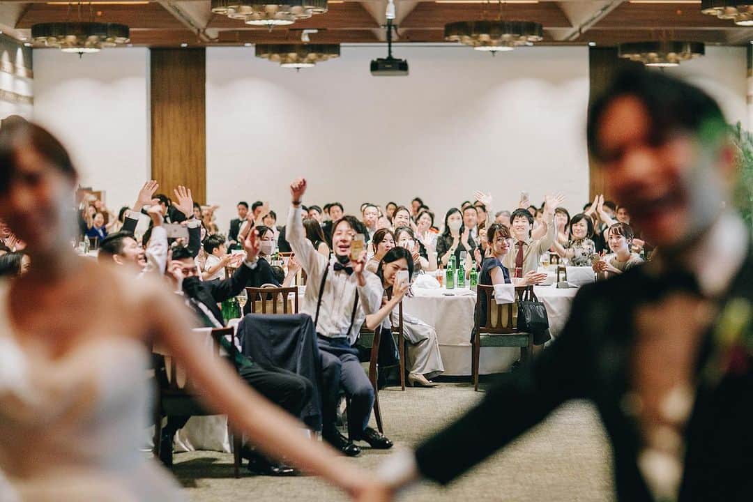 ラヴィ•ファクトリーさんのインスタグラム写真 - (ラヴィ•ファクトリーInstagram)「. 【写真で叶える結婚式】 .  大切な人たちにたくさんの感謝の気持ちを伝えて🤍 おふたりとゲストの表情から 最良の1日だったことが伝わってきます✨  . —————— ラヴィファクトリー: @fukuoka_laviephotography Photographer: @hassyphotography AREA:JAPAN,FUKUOKA —————— @laviefactoryをフォローして #laviefactory #ラヴィファクトリー のハッシュタグをつけて お写真を投稿してみてくださいね✳︎ . こちらの公式IG（@laviefactory） で取り上げさせていただきます✨ . 思わず笑顔になれるハートのある 「家族写真」はラヴィクルール* >>>@laviecouleur_official . #wedding #weddingphotography #photo  #ハートのある写真 #instawedding #結婚写真 #ウェディング #ウェディングフォト #撮影指示書 #ロケーションフォト #前撮り#写真好きな人と繋がりたい #フォトウェディング #卒花 #後撮り #ウェディングニュース #前撮り小物 #前撮りフォト #前撮りアイテム #ウェディング撮影 #撮影構図 #前撮りアイディア #撮影指示書 #花嫁コーディネート #花嫁コーデ #結婚式演出 #挙式当日 #挙式レポ」7月19日 18時18分 - laviefactory