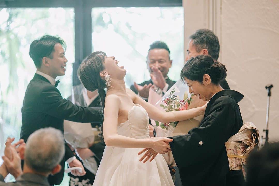 ラヴィ•ファクトリーさんのインスタグラム写真 - (ラヴィ•ファクトリーInstagram)「. 【写真で叶える結婚式】 .  大切な人たちにたくさんの感謝の気持ちを伝えて🤍 おふたりとゲストの表情から 最良の1日だったことが伝わってきます✨  . —————— ラヴィファクトリー: @fukuoka_laviephotography Photographer: @hassyphotography AREA:JAPAN,FUKUOKA —————— @laviefactoryをフォローして #laviefactory #ラヴィファクトリー のハッシュタグをつけて お写真を投稿してみてくださいね✳︎ . こちらの公式IG（@laviefactory） で取り上げさせていただきます✨ . 思わず笑顔になれるハートのある 「家族写真」はラヴィクルール* >>>@laviecouleur_official . #wedding #weddingphotography #photo  #ハートのある写真 #instawedding #結婚写真 #ウェディング #ウェディングフォト #撮影指示書 #ロケーションフォト #前撮り#写真好きな人と繋がりたい #フォトウェディング #卒花 #後撮り #ウェディングニュース #前撮り小物 #前撮りフォト #前撮りアイテム #ウェディング撮影 #撮影構図 #前撮りアイディア #撮影指示書 #花嫁コーディネート #花嫁コーデ #結婚式演出 #挙式当日 #挙式レポ」7月19日 18時18分 - laviefactory