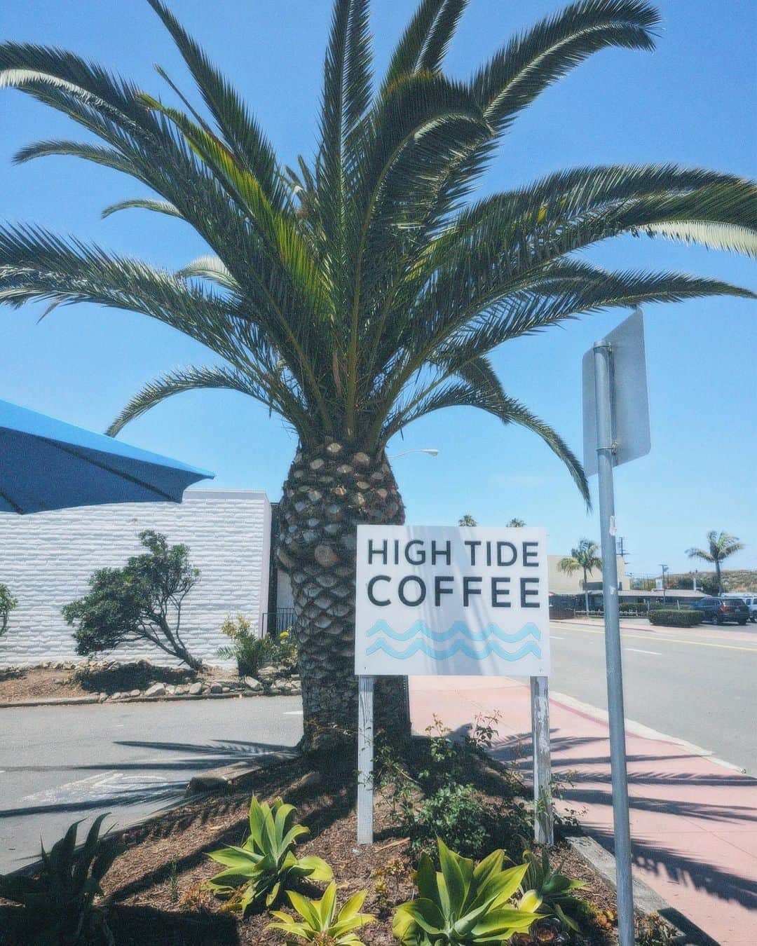 AMIさんのインスタグラム写真 - (AMIInstagram)「Took a happ detour in San Clemente🚗💨💕🌴🇺🇸 I can't stop being excited when I go to a place for the first time:) #sanclemente #sanclementelife  #orangecounty #america #la  #hightidecoffee #americacafe」7月19日 18時20分 - ami__angel