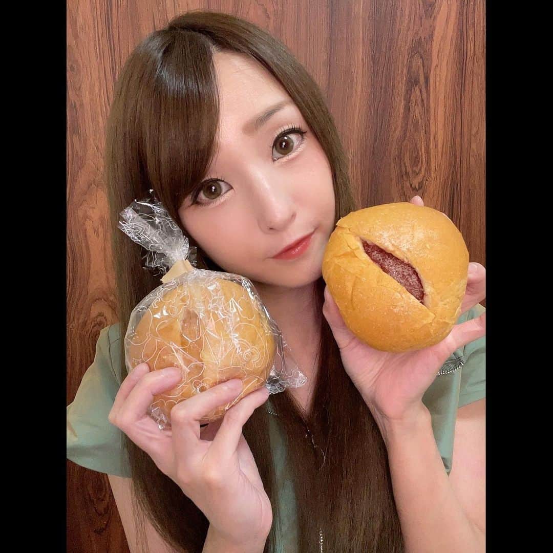 黒沢美怜さんのインスタグラム写真 - (黒沢美怜Instagram)「『銀座 月と花』  大人のための贅沢をぎゅーーーーっと詰め込んだ幸せの味の高級ジャムパン🍓🍊🍑🍇🥖💕  以前おいしさに感動してリピートです🙆‍♀️✨  ジャムには最低限の砂糖と国産の果実のみを使用しているのでフルーツをそのままかじったようなジューシーさを感じられます😋✨  ジャムを包み込むパンはザックザクで食べ応え抜群😆💕  卵を添えるだけでこんなに豪華なブランチに✨  季節によって使うフルーツも変わるのでいつも新しい味に出会えるのも楽しいですね🥰🧡  店舗だと並ぶこともあるけれど、オンラインショッピングだとスムーズにGETできるのでおすすめです💕  大切なお友達やお世話になってる方へのギフトもおすすめ🙆‍♀️✨  暑い夏美味しいもの食べて乗り切ろうね🥰☀️  @ginza_tsukitohana #銀座月と花 #大人のジャムパン #ジャムパン #自家製ジャム #通販グルメ #グルメ #グルメ巡り #お取り寄せ #お取り寄せパン #お取り寄せスイーツ #お取り寄せギフト #ヘルシースイーツ #パン #専門店 #東京グルメ #銀座グルメ #手土産 #手土産スイーツ #おもたせ #food #foodpic #foodstagram #foodporn #foodphotograph #PR #foodie #gourmet #ごはん #ごはん記録 #くろぐるめ」7月19日 18時30分 - kurosawamirei