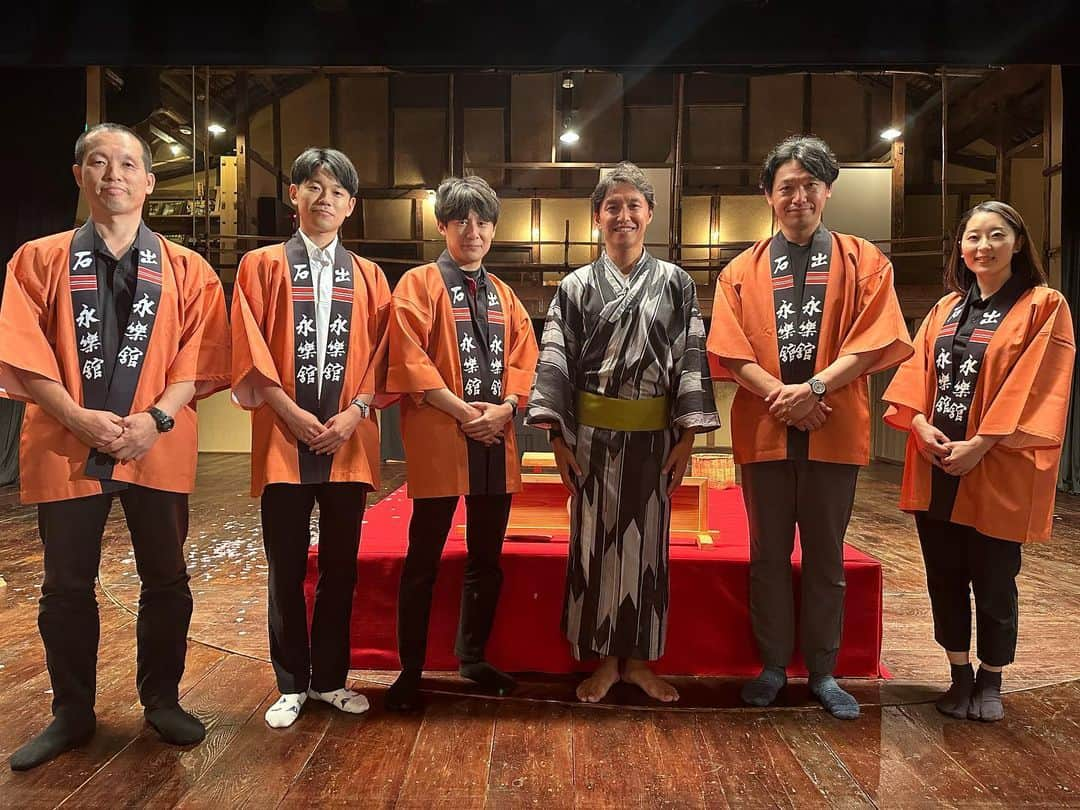 山中真さんのインスタグラム写真 - (山中真Instagram)「・ 1901年に建った 関西最古の芝居小屋、 兵庫県出石町の永楽館。  舞台の奥、幕の向こうに 楽屋やお風呂があったり、 廻り舞台は人力だったり その装置を奈落で見られたり。  レトロな雰囲気はもちろん 客席頭上の昔の看板だけでも 見ていて楽しい。  レンタル浴衣して 古い街並み散策して 出石そばを食べて。  また家族で来ようかな。  #mbs #よんチャンtv  #毎日生中継 #山ちゃん中継 #永楽館　#出石町 #レンタル浴衣　#出石そば」7月19日 18時24分 - makorine1120