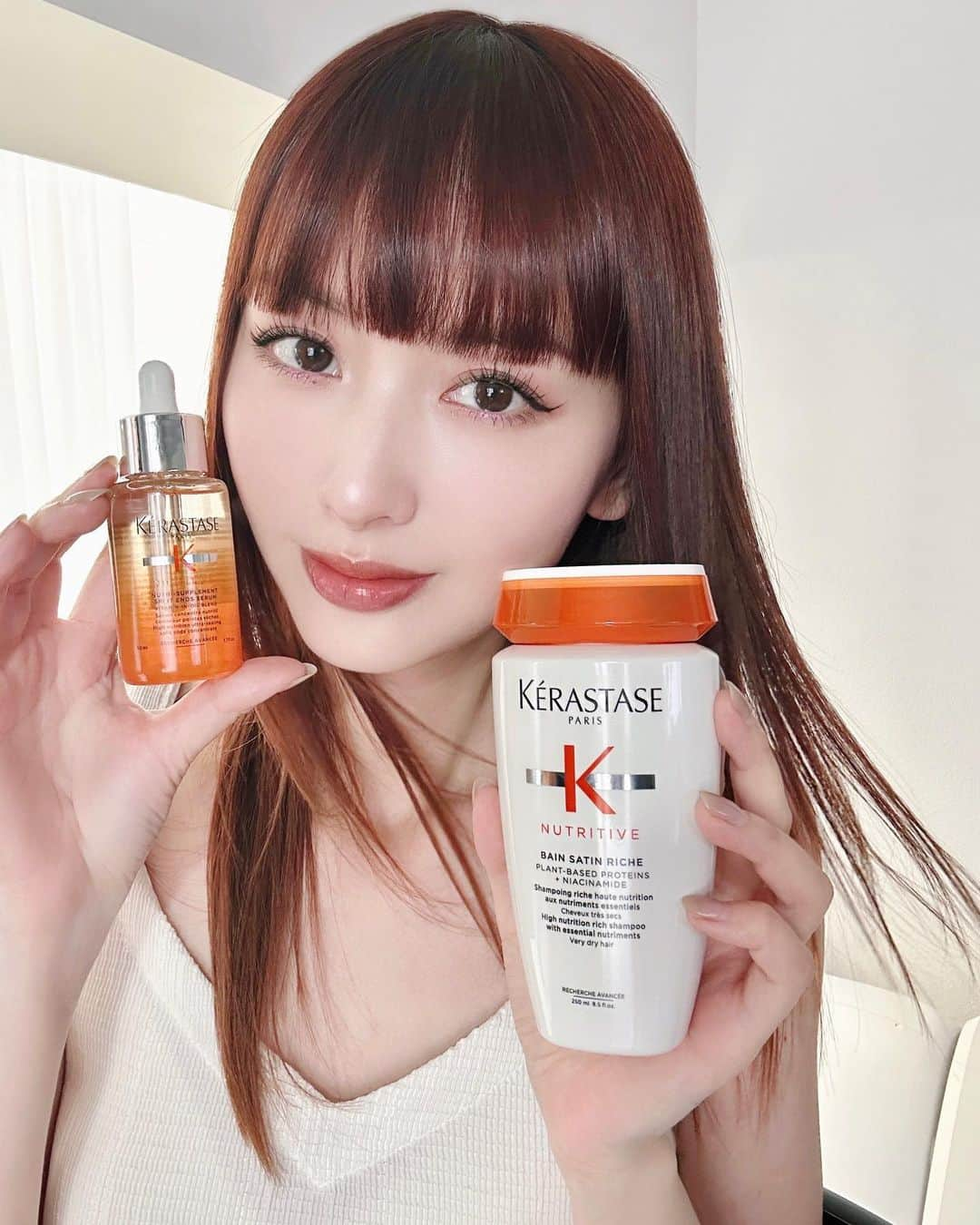 鈴木えみのインスタグラム：「私がアンバサダーを務める @kerastase_official から新シリーズ「ニュートリティブ」が本日7/19から発売しました🧡 ㅤㅤㅤ 「やわらかな質感で、”指通り”自分史上最高体験へ。」というコンセプトで、髪のパサつきやゴワつきに悩む方に向けたシリーズです！ ㅤㅤㅤ ラインナップは全部で9種類あって、今回ご紹介するのはシャンプー、ヘアマスク、毛先用ヘアオイルとナイトケア用ヘアクリーム✨ ㅤㅤㅤ 中でも特におすすめなのが1枚目で持っているトロ〜リ質感の美容液と、赤ちゃんみたいな良い匂いがするシャンプーです🫶🏻 どの製品もプロテインモイスチャーテクノロジーを採用していて、 24時間髪の部位に合わせてケアできるのがうれしいポイント❣️ ㅤㅤㅤ 自分史上最高の指通り...😍体験してみない！？ ㅤㅤㅤ #ケラスターゼ #ニュートリティブ #NUTRITIVE #PR」