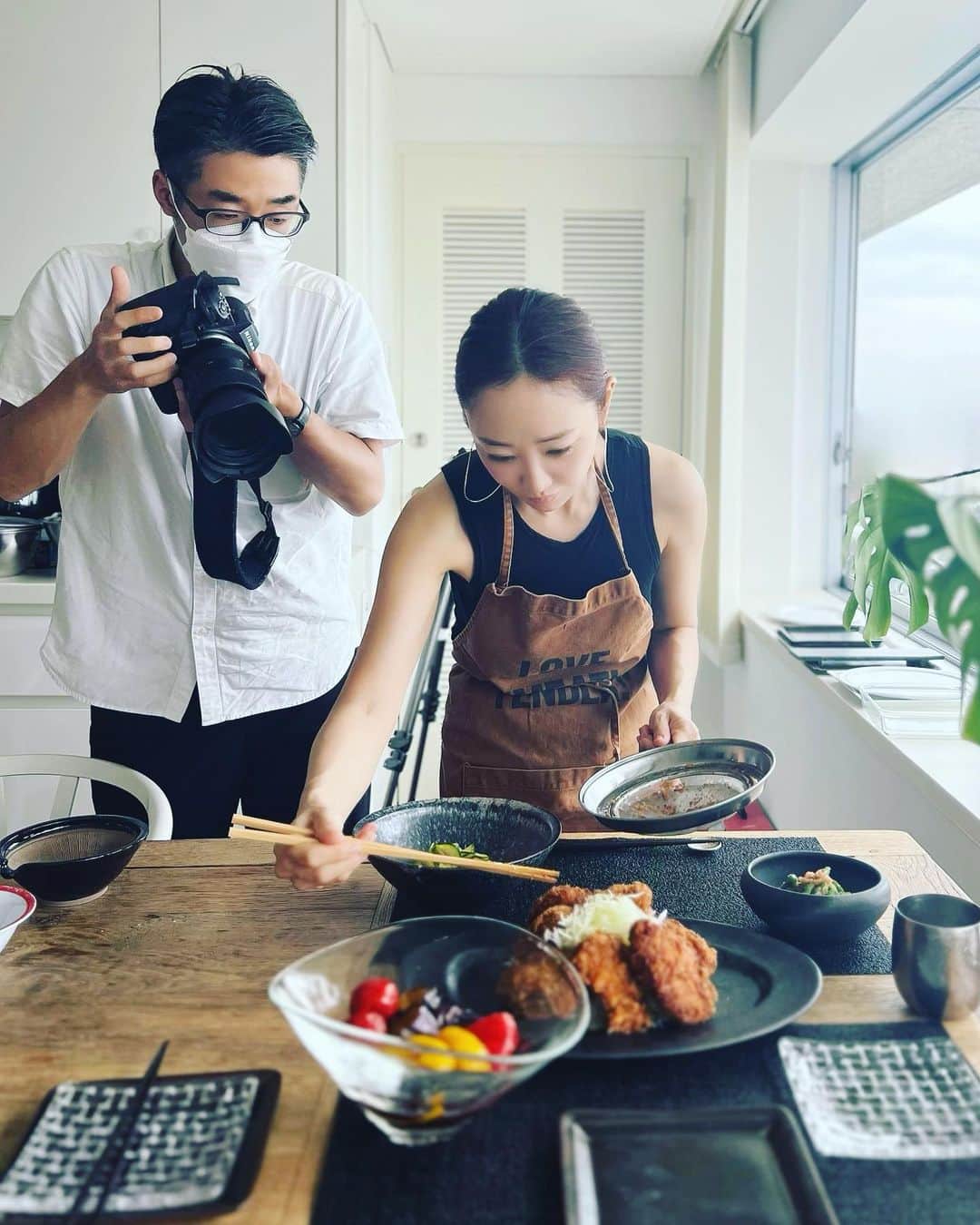 神崎恵のインスタグラム：「・ 一日、料理本の撮影でした。 朝一の買い出しからはじまり、 ひたすら作り続けました。 「いつもどおりで大丈夫です」 と言っていただき、 本当に、いつもどうりに料理してます。 まだまだまだまだ撮影は続きますが、 まずは初日、お疲れさまでした🙏  #料理本 #扶桑社」
