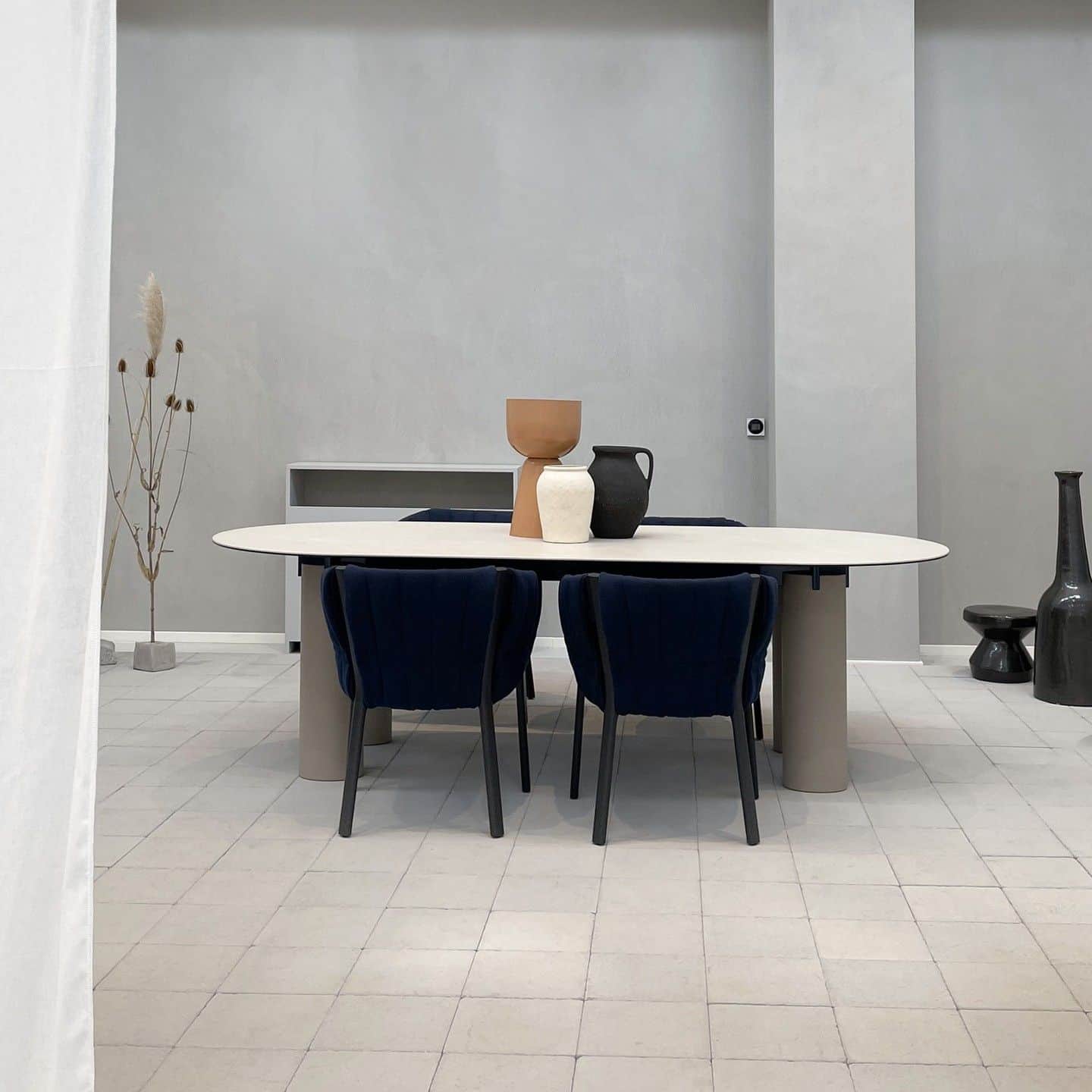 GERVASONI JAPAN / ジェルバゾーニ ジャパンさんのインスタグラム写真 - (GERVASONI JAPAN / ジェルバゾーニ ジャパンInstagram)「【 Gervasoni Showroom 】  ミラノにあるショールームです！ address：Via Spartaco 34 Milan⁠  TABLE：DAEN / Designer：Federico Peri CHAIR：YELEK / Designer： Federica Biasi  . . . #gervasoni1882 #gervasonitokyo #luxuryfurniture #furniture #interior #showroom #ジェルバゾーニ #インテリア #家具 #インテリアデザイン #インテリアコーディネート #レイアウト #ライフスタイル #デザイン #イタリア家具 #輸入家具 #リビング #ラウンジチェア #豊かな暮らし #ショールーム #milano #イタリア #ミラノ」7月19日 18時26分 - gervasoni_japan