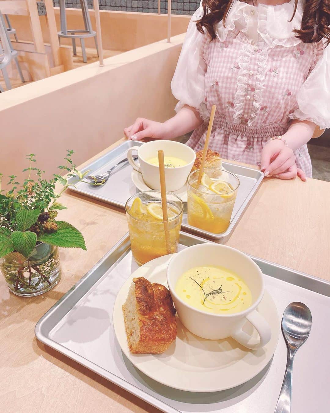 伊藤芽衣のインスタグラム：「相変わらずの 時差投稿なのですが、 ⁡ 先日、 メルメモさんの 展示会の後は 咲姫ちゃんと ランチしました♡ ⁡ moo さん ⁡ 店内広々としていて 居心地もいい おしゃれカフェ♡ ⁡ 冷製コーンスープ🌽が とてもおいしかった♡ ⁡ ほかにも 手作りの焼き菓子や お野菜たっぷりのデリボウルとか ⁡ あたたかみのあるメニューが いろいろありました♡ ⁡ また行きたい…！ ⁡ すてきなカフェみつけるのは 得意です♡ ⁡ #原宿カフェ #明治神宮前カフェ #原宿ランチ #moo」