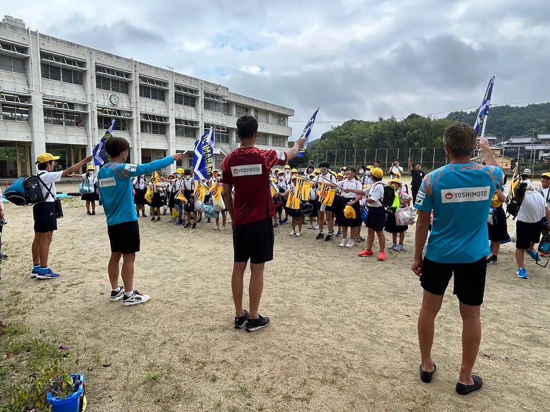 のインスタグラム：「あいさつ運動＆みまもる運動 今日は菊間小学校。 安全に帰りましょう😁  #fc今治 #突き進め光射す方へ #菊間小学校 #次はどこの学校かな」