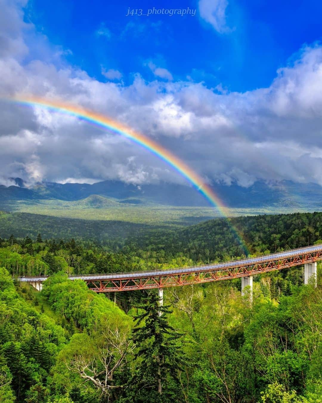 エイチ・アイ・エスさんのインスタグラム写真 - (エイチ・アイ・エスInstagram)「＼北海道の絶景スポット✨／  今日は北海道の絶景スポットをご紹介します🏞  北海道の国道の中で、一番標高の高い峠（標高1,139m）である三国峠。 紅葉の時期が人気が高いですが、新緑のグリーンも綺麗です🌳  大自然にかかる大きな虹も素敵ですね🌈  …………………………………………………………… 📍 #三国峠 📸 @j413_photography さん  大雪山国立公園にある三国峠です。 この日の天気予報は雨のち晴れ。虹が出そうな予感がして三国峠へ！ 予感が的中して絶景に虹が見れました！ ……………………………………………………………  旅先探しのヒントは こちらをチェック▶︎▶︎▶︎ @his_japan  —————— 📷旅のお写真募集中✈️ ——————  皆さんの旅の思い出は、@his_japan OR #his_japan2023 を付けてシェアしてください🙌 過去PICもOKです❗️  集まったお写真は、HISのSNSやオウンドメディアでご紹介🙆‍♀️  #旅の思い出 #国内旅行 #北海道観光スポット #北海道おすすめ #北海道の絶景 #大雪山国立公園 #レインボーのセカイ  #次の旅先リスト #旅行好きな人と繋がりたい #写真好きな人と繋がりたい #旅したくなるフォト #旅スタグラム #インスタトラベル #ひとり旅 #カップル旅 #家族旅行 #instatravel #instapassport #photooftheday #instaphotography #worldtravelpics #worldtraveler #japantravelphoto #hokkaidotrip #mikunitoge #rainbow」7月19日 18時30分 - his_japan