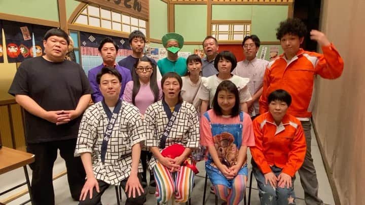 吉本新喜劇のインスタグラム：「朝の舞台稽古から笑い声につられてやってきた鳥を追いかけ回す沢山のスタッフの前で黙々と稽古完了！！☺️  本日より、#よしもと祇園花月 ではアキ座長の「スパッツ男の大作戦！」を上演中✨  本日のハイライト✔️ ・キレイめ信濃お披露目‼️ ・花子vs直子のお色気合戦💕 ・今別府さんのピュッの膝ver.⁉️  劇場でお待ちしております♪」