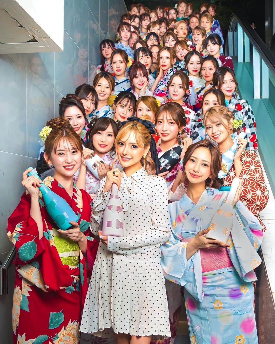 葉月芽生のインスタグラム：「浴衣🎆🎇  平日でも常に60人、祝日だと70人以上！！ かなりの大型店です👸🏻💎✨️ @jvogue_ginza   今年最後の浴衣eventが 8月21(月)22(火)にあります👘🪭 22日はめいもみんなと最後夏の思い出を残したいので 浴衣着ます🫶💕  楽しみだなん🌻´-  #jvogue  #浴衣」