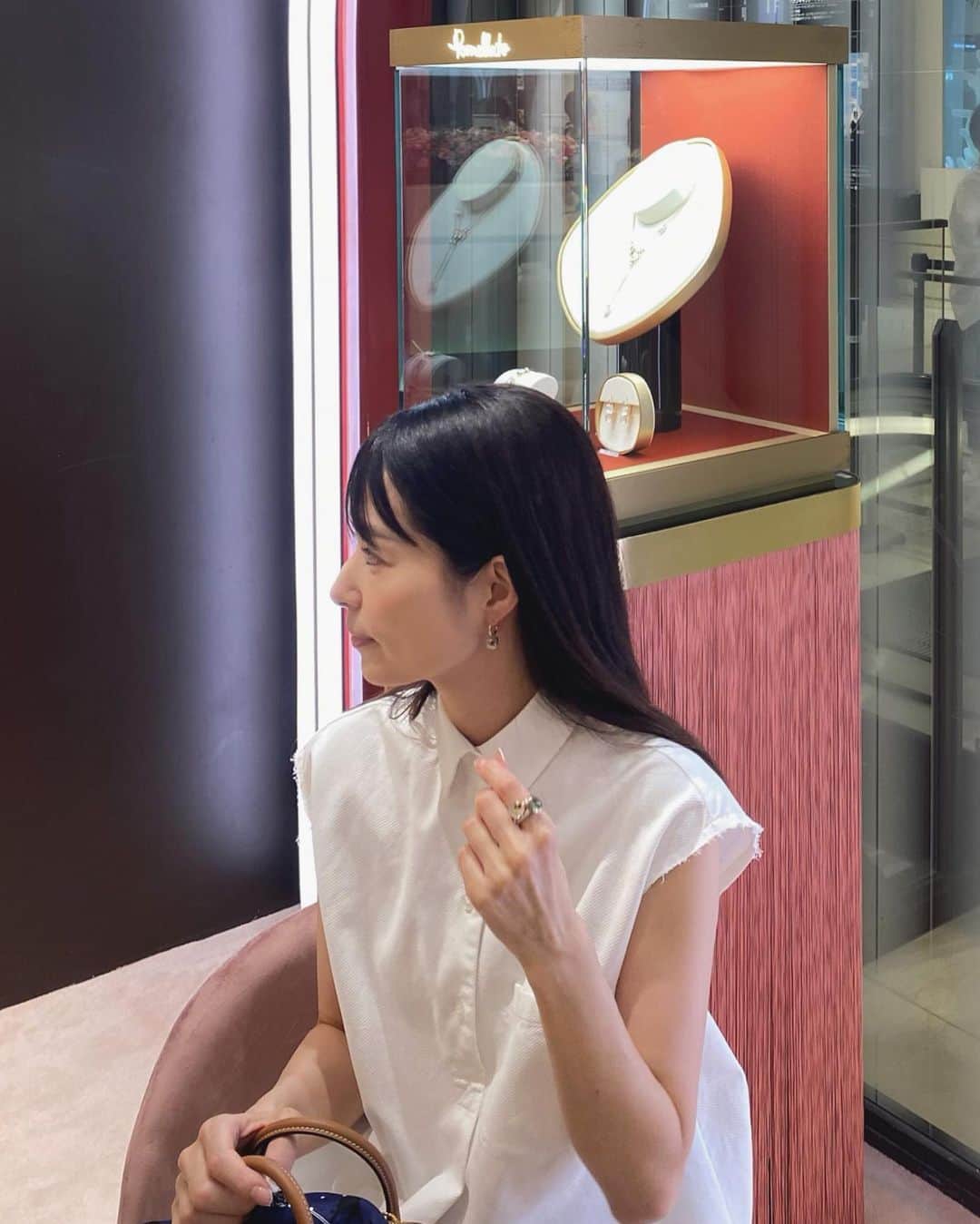 uinoloscaのインスタグラム：「阪急うめだ本店1階のコトコトステージで開催されてる　@pomellato のpop upへ💍✨  先日ホワイトトパーズのヌードリングをお迎えし、愛用しているので、このイベントがすごく待ち遠しかった✨  私が持ってるサイズはクラシックですが、いつかヌードリングで重ね付けも楽しみたいので、いろんな石のサイズや色を試着させてもらい、とても夢が膨らみました。  イタリアから職人の方もいらしてて、石を取り付けたり、リングを磨いたり。。細かな作業も見られて、より魅力を感じられるpop up。 7/25(tue)まで開催中です。 ・ ・ ・ #pomellato #ポメラート #ヌードリング」