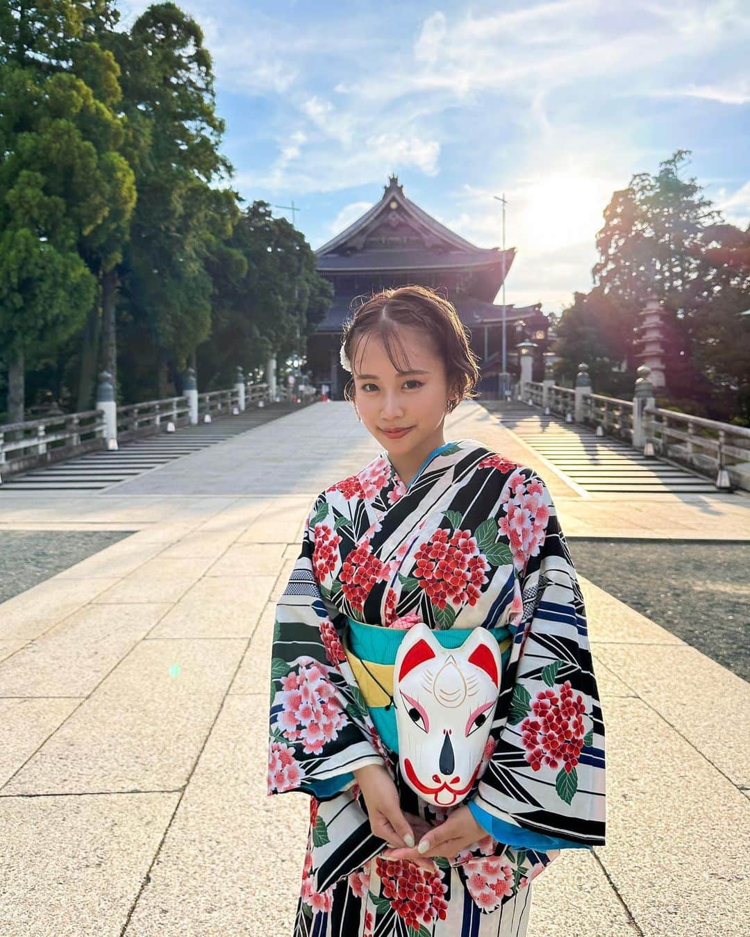 田辺莉咲子のインスタグラム：「昨日は地元愛知の豊川稲荷の YORUMODEに参加しました🎆 みんなで盆踊りしてとーっても楽しかった💕 会いにきてくださった方々 ありがとうございました🫶🏻 お祭り楽しかったなぁ👘 また行きたいっ」