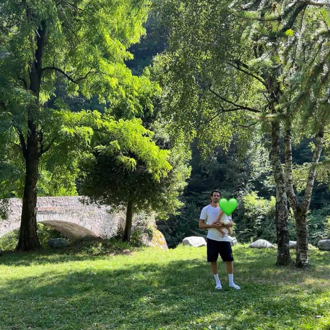 マルガレーテ・コズーフのインスタグラム：「So much love in one picture💚. Amo 🙏🏻 #family #love #mothernature #italy」