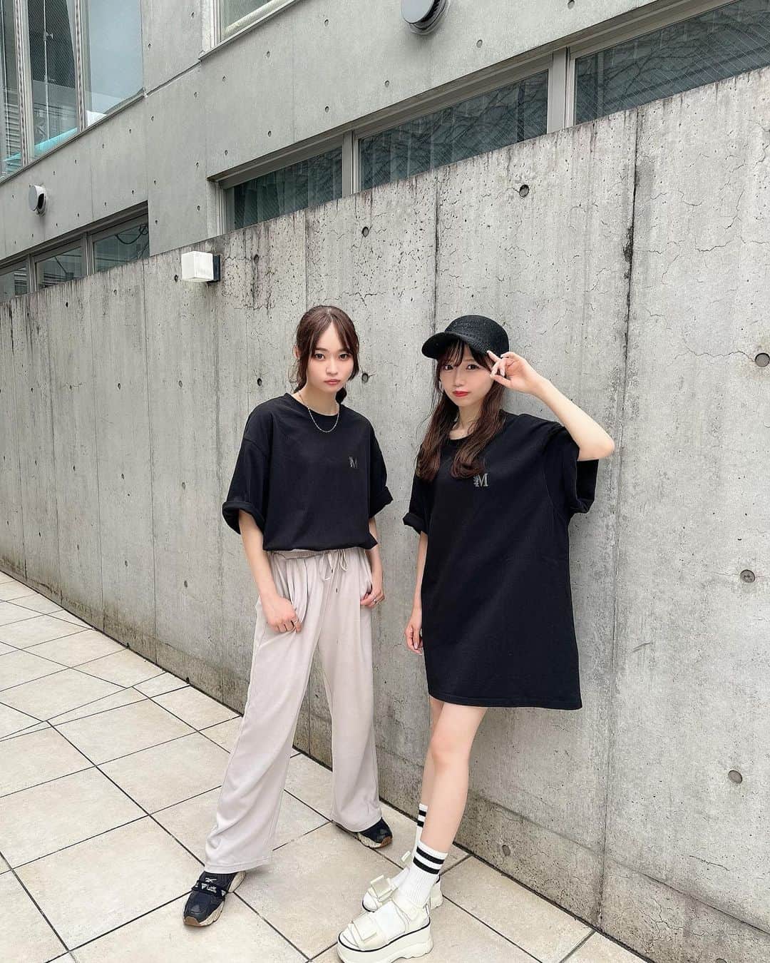 畑美紗起のインスタグラム：「なんか、カップルみたい…？👩🏻‍❤️‍💋‍👨🏻💞💞  せなが、前日に一緒に着ようっていってくれて おそろコーデになったから写真撮ってみた😍  イケイケでしょう〜？🪄💭  カップルで着るのもおすすめだよ👫🏻  ♡ロゴ刺繍入りTシャツ ¥7,900(税込) Off White / Black  メンズサイズだから女の子が着ると ワンピースになるくらいのオーバー加減❕❕ せなみたいにインして着るのもおすすめ☺︎  男性は1枚でさらっと着てかっこよくなれるよ🥰  #tシャツコーデ #tシャツ #tシャツワンピ #夏コーデ #夏 #夏服 #畑美紗起 #ファッション #ファッションコーデ #コーデ #カジュアルコーデ #双子コーデ #ペアルック #おそろコーデ #instagood #shooting #me #twins #pairlook #japanesegirl #fashion #fashionblogger #fashionstyle #fashionista」