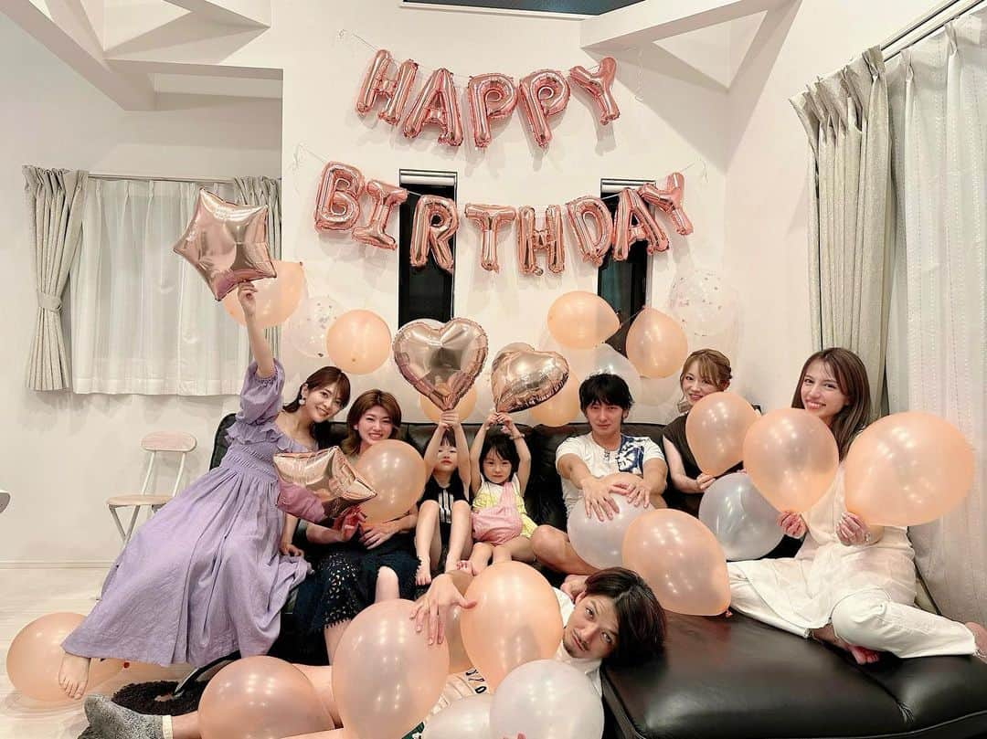 大知めぐみさんのインスタグラム写真 - (大知めぐみInstagram)「色々なサプライズ盛り沢山な誕生日会をして頂きました😆🎁🎉 ⁡ この日は、さきちゃん＆がぁみぃがめいとお留守番をしながら夕飯を作ってくれて、その間私は久しぶりにパパと2人でお昼からランチに出掛けさせてもらいました🥂💕 ⁡ その時パパに私の友達で同僚の緑が今日お誕生日なんだよ〜♪と話していて、その後帰宅したら、なんとサプライズで誕生日当日の緑がお家に居てくれて!!w ⁡ 緑は皆に今日誕生日な事を言ってなかったので、パパ達にもサプライズなお知らせで、急ピッチでパパ達が緑にもサプライズなお誕生日にしてくれて、もうサプライズの嵐でした🤣💓笑 ⁡ さきちゃんが、めいめいちゃんねる風で、素敵なお誕生日ムービーを作ってくれて、本当に感動でした😢💗 ⁡ 娘達もママ達の様に同級生で仲良しで、楽しそうな姿が私達にとって感慨深く幸せな時間でした♡ ⁡ 美味しいご飯に、楽しい仲間に、本当に本当に嬉しいでいっぱいなお誕生日会でした☺️✨ ⁡ この感謝をお返ししていかなければと、今日からまた頑張ります!!😆✨ ⁡ ⁡ #めい＆パパからの似顔絵シリーズ宝物です😂 ⁡ ⁡ ⁡ ⁡ ⁡  ⁡ #ホームパーティ #誕生日ディナー #誕生日サプライズ #誕生日ケーキ #誕生日飾り付け #happybirthday #家族写真 #娘 #育児 #子供 #子供のいる暮らし #こども  #こどものいる暮らし#4歳 #主婦#女の子のママ #followｍe #女の子ママ #육아스타그램 #육아 #육아소통 #육아맘 #맘스타그램 #職場の仲間 #いつめん #同級生ママ #感謝」7月19日 18時41分 - megmeg0715