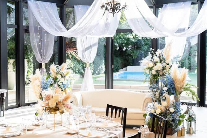 TAKE and GIVE NEEDS(T&G公式) さんのインスタグラム写真 - (TAKE and GIVE NEEDS(T&G公式) Instagram)「. 光が差し込む会場を【ホワイト×ブルー×ベージュ】でコーディネートしました。装花にパンパスやオーガンジーを合わせて柔らかな印象に仕上げるのもおすすめです。  #tg花嫁 #wedding #ウェディング #結婚式 #プレ花嫁 #卒花 #卒花嫁レポ #青山迎賓館 #デコレーション #ブルー #白 #パンパスグラス」7月19日 18時44分 - takeandgiveneeds_official
