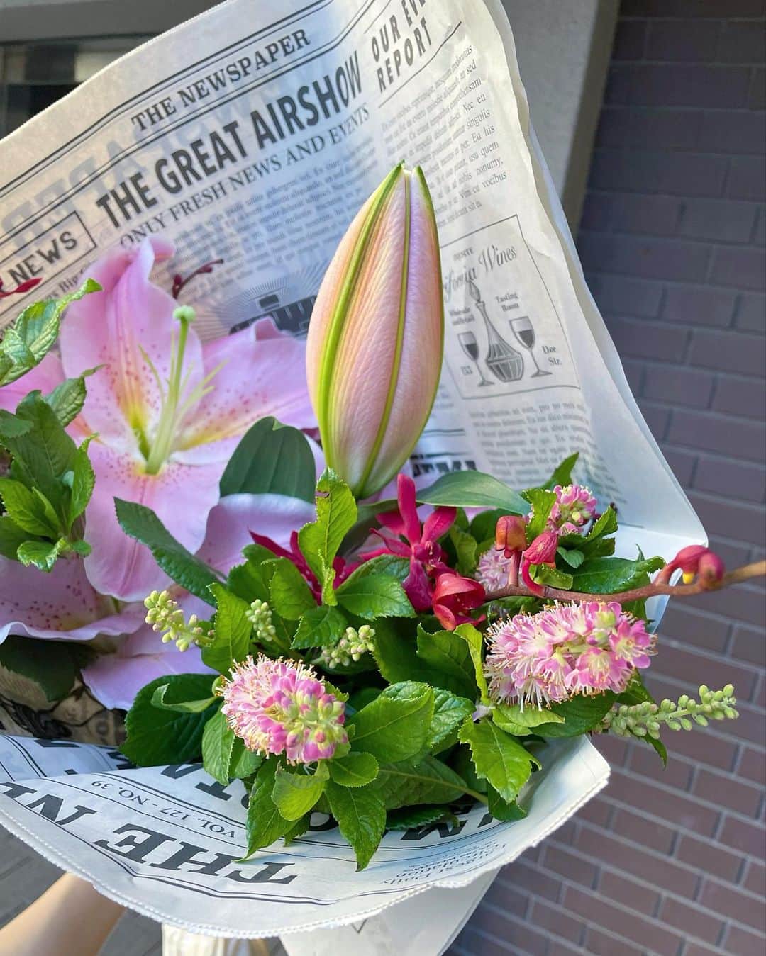 西川瑞希（みずきてぃ）さんのインスタグラム写真 - (西川瑞希（みずきてぃ）Instagram)「大好きなお花💐自分用にもいいけれど、大切な人を思いながら選ぶ時間もしあわせ//  お花が好きになったのはお家がいつもお花や植物たちに溢れ、大切に大切にしていた祖母を小さなころからみていたから！"植物も生きているのよ"って、いつも話しかけていたり、名前をつけているところもかわいくって素敵だなって☺︎  そしたら祖母、母、私、みんなお花好きに🌷  祖母にぴったりなやさしく華やかなお花束。喜んでくれてよかった！(わたしも自宅用にも選んで早速飾りました//)  #flower #お花のある暮らし #お花」7月19日 18時44分 - mizuki_nishikawa_
