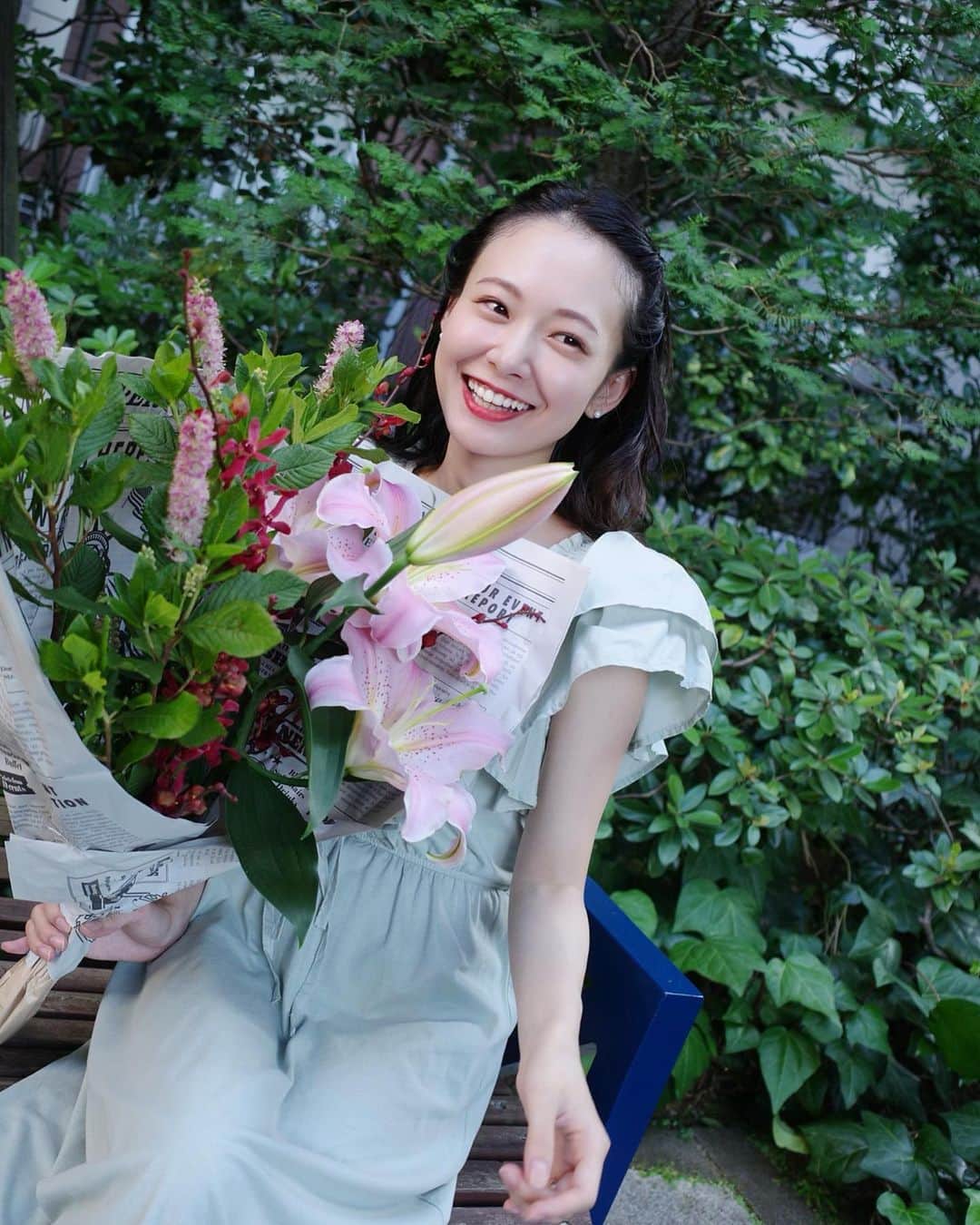 西川瑞希（みずきてぃ）さんのインスタグラム写真 - (西川瑞希（みずきてぃ）Instagram)「大好きなお花💐自分用にもいいけれど、大切な人を思いながら選ぶ時間もしあわせ//  お花が好きになったのはお家がいつもお花や植物たちに溢れ、大切に大切にしていた祖母を小さなころからみていたから！"植物も生きているのよ"って、いつも話しかけていたり、名前をつけているところもかわいくって素敵だなって☺︎  そしたら祖母、母、私、みんなお花好きに🌷  祖母にぴったりなやさしく華やかなお花束。喜んでくれてよかった！(わたしも自宅用にも選んで早速飾りました//)  #flower #お花のある暮らし #お花」7月19日 18時44分 - mizuki_nishikawa_