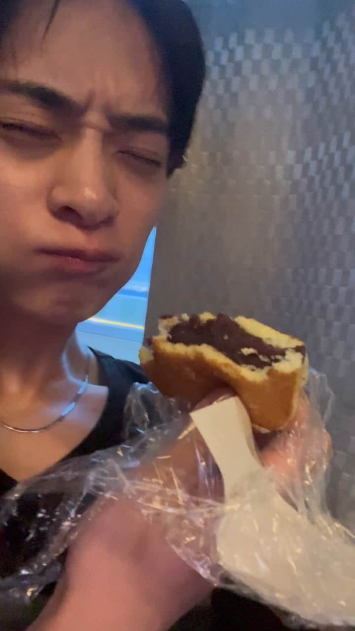 坂井翔のインスタグラム：「ただ、どら焼きを食べる動画。  このあんこの量はすごく嬉しかった。」