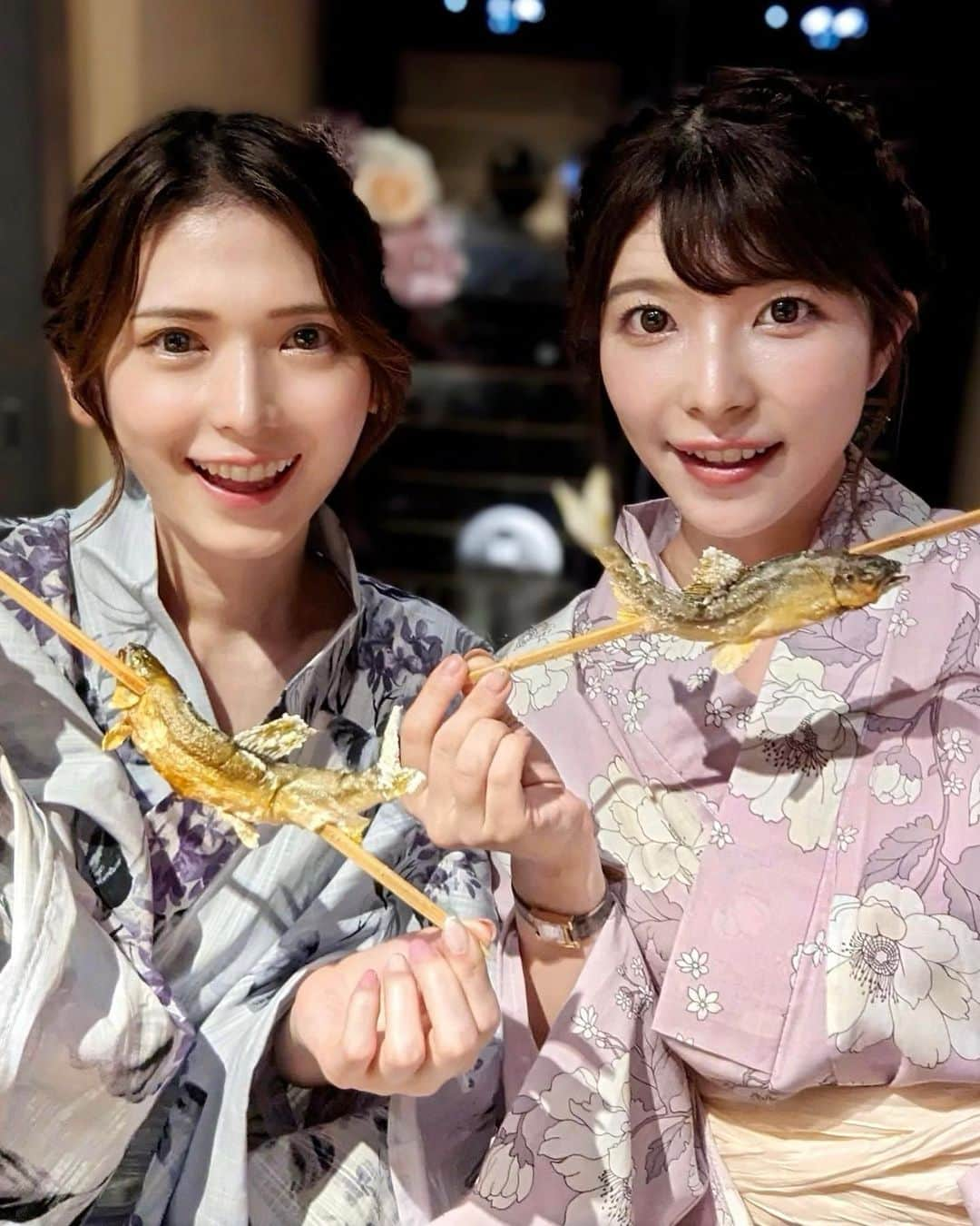 大見さなえさんのインスタグラム写真 - (大見さなえInstagram)「江戸料理👘西麻布『一石三鳥』 2023年7月11日OPEN🎊 ⁡ 生・煮る・焼く・揚げる・蒸すの五法を基本とした 400年前の江戸時代に タイムスリップしたかのような料理を体験🍃 ⁡ カウンター前にある囲炉裏で鮎が 焼かれてるんだけど、見てるだけでも美味しそう🤤 焼きたて鮎の身はふっくらジューシーで ほどよい苦味もたまらん！！！ ⁡ みんなで浴衣きてかぶりつく お祭り気分なのも楽しい☺️👘🏮 ⁡ 巻物は牛たたき、ボタンエビ、雲丹が パンパンにつめて巻いてくださる🥺🦐 ⁡ 他にも煎り酒でいただくお刺身や 鮑の肝までたっぷかかった鮑小判揚げ、 熊肉や鴨肉などのジビエなど✨ ⁡ そして浴衣着ていくと10％OFFになるそう！ みんなで浴衣揃えて来店👭👘 目の保養過ぎた…🤤🙏💓 ⁡ 店内和の落ち着いた雰囲気で カウンター、お座敷、個室あり。 ⁡ 友達同士で浴衣着て行ったり、デートにも🙆‍♀️ ⁡ 東京を中心に焼鳥、焼肉、お鮨など 幅広く展開している一石三鳥グループの新店舗。 ⁡ 浴衣は @andesir_official  ーーーーーーーーーーーーーーーーーーーー 天下統一コース  25,800円 【凌ぎ】 蕎麦　長芋　針海苔 【前菜】 熊　冬瓜  花穂紫蘇 【造里】 鮮魚お造り  煎り酒 【椀物】 鱧　順菜　小メロン　小玉葱 【八寸】 酒肴　拾参の極み 【焼物】 岐阜県長良川産　鮎　炉端焼き 鴨味噌麹幽庵焼き 【逸品】 一石三鳥巻き 【揚物】 鮑小判揚げ　枝豆　肝ソース 【食事】 二種のとうもろこしと鱧いくら土鍋ご飯 香物　赤出汁 【甘味】 自家製プリン　桃シャンパンジュレ ーーーーーーーーーーーーーーーーーーーーー #一石三鳥 #西麻布グルメ #炉端焼き #浴衣 #鮎 #鮎の塩焼き #囲炉裏焼き #めぐログ_西麻布 #めぐログ_和食 #東京グルメ #江戸料理一石三鳥」7月19日 18時46分 - tabe_megumi