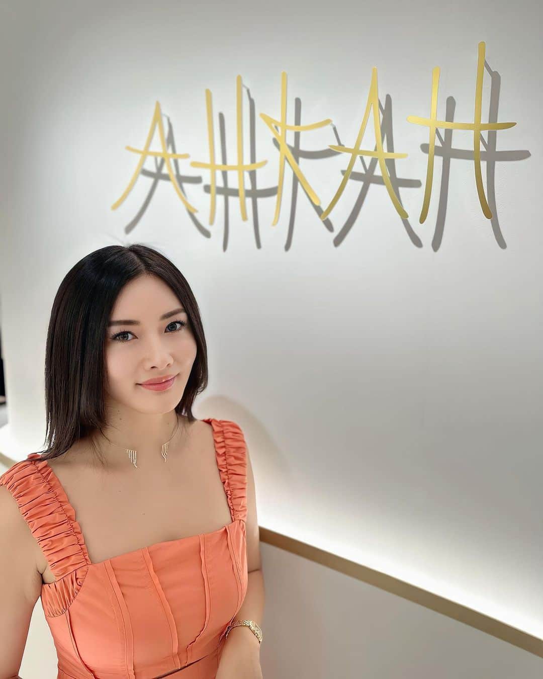 のインスタグラム：「AHKAHのステージイベントへ行ってきました💛 with mama🧡（2枚め📸）  新作の発売を記念し、伊勢丹新宿店 本館1階 ザ・ステージにて、AHKAH signature（アーカー シグネチャー）の世界観を表現した「AHKAH signature “resonance” POP-UP SHOP」が本日オープン‼︎💎（7/25まで開催）  新作ジュエリー“resonance”をどこよりも先駆けてご覧いただける、期間限定ショップですので是非いらしてください✨✨  来月には阪急うめだ本店3階コトコトステージ31でも開催🌟  8月末より全国の直営店とオンラインストアにて新作の発売を開始いたします💫  #AHKAH #AHKAHsignature #アーカー #アーカーシグネチャー #jewelry #ジュエリー #伊勢丹新宿店 #isetanshinjuku #ootd #estellak #ludlow #motheranddaughter」