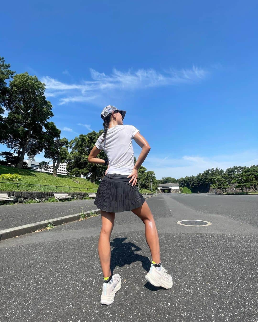 坪井ミサトのインスタグラム：「朝7時半スタートでも汗だく🥹 夏頑張ればきっと涼しくなった頃には 強くなってるはず🥺💪🏽  10月はマラソン月間で たくさん予定が入っているので それに向けてボチボチ頑張ります😊 みなさまも水分しっかり摂って 無理なくいきましょう！！  #ランニング #マラソン #run #running #暑すぎ #滝汗 #workout」