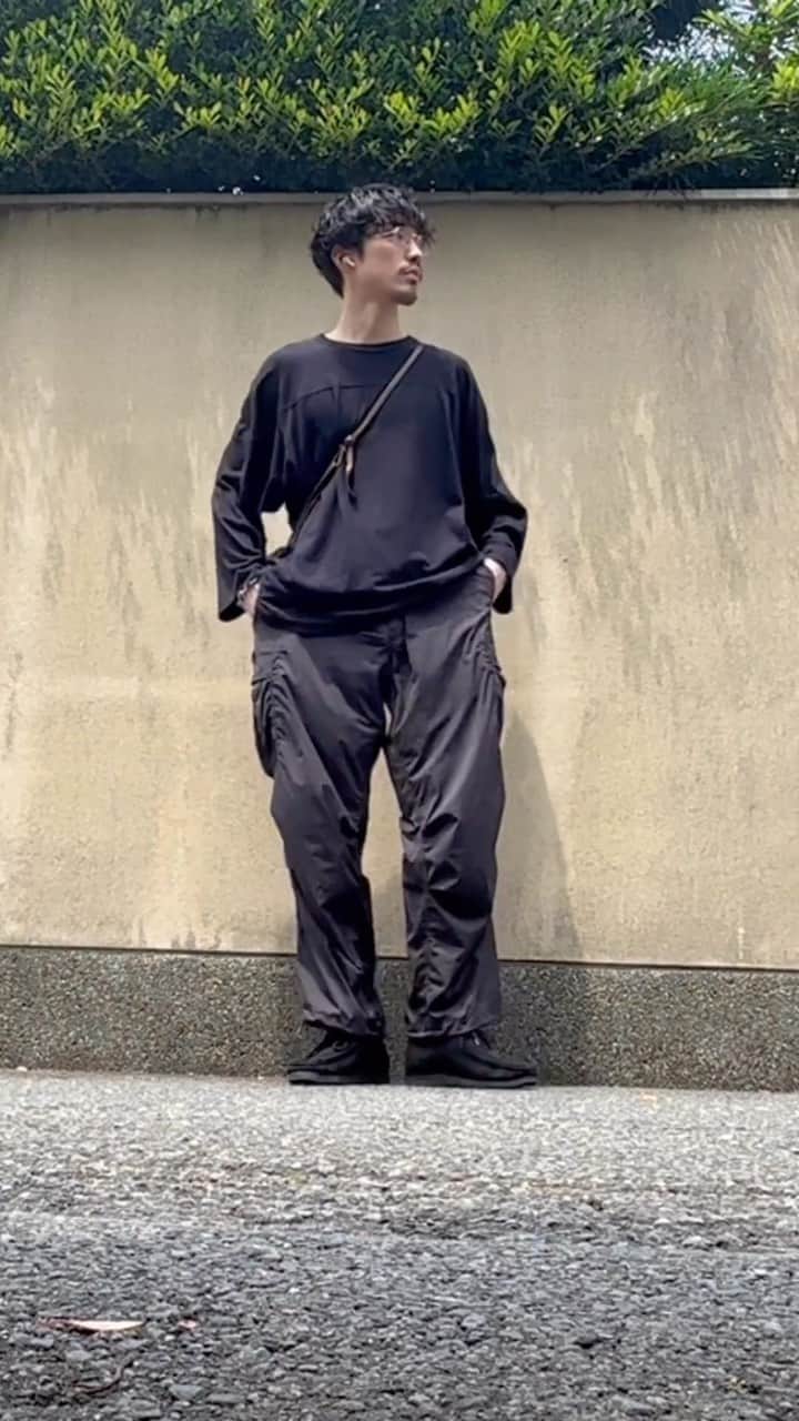 並木一樹のインスタグラム：「fashion.  シンプルに初期のCOMOLIのフットボールTにネイビーワントーンコーデが好きです。 クラークスでシンプルにキラークイーン  shirt:COMOLI pants: @unfilo_mens_official  shoes: @leyuccas   #春服#ootd #COMOLI #白t」