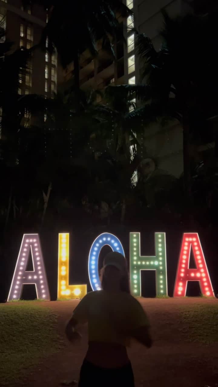 Mieのインスタグラム：「ALOHA☘️おはよ！ 昨日は寝付けなかったー🌴 みんなはしっかり寝れたかな？  お家での7つの理想の快眠導入方法は  	1. 寝る前に本読んだりリラックスする時間を作る。 	2.	カフェイン摂取は午前中まで。残留カフェインが睡眠の質を妨げる可能性がある。 	3.	寝室の環境を整える。寝る準備は2時間前から、静かで暗く、快適な温度と湿度に。 	4.	昼間は適度な運動を。適度な運動は睡眠の質を向上させる助けに。 	5.	食事に気をつける。夕食は量を軽めに。 　  6.  携帯電話やスクリーンは寝る前の1時間は控える 　　7.  入浴、好きな香りにつつまれ瞑想、ゆったりとした音楽を聴く。  これが出来た時って睡眠の質が違う！ 今日の夜は出来ますように✨ みんなの参考になれば😊 毎夜できるようにぜひ保存してね！！  #ハワイ #アロハ #hawaii #waikiki #ワイキキ #ハワイ生活 #hawaiilife #睡眠改善  #健康第一」
