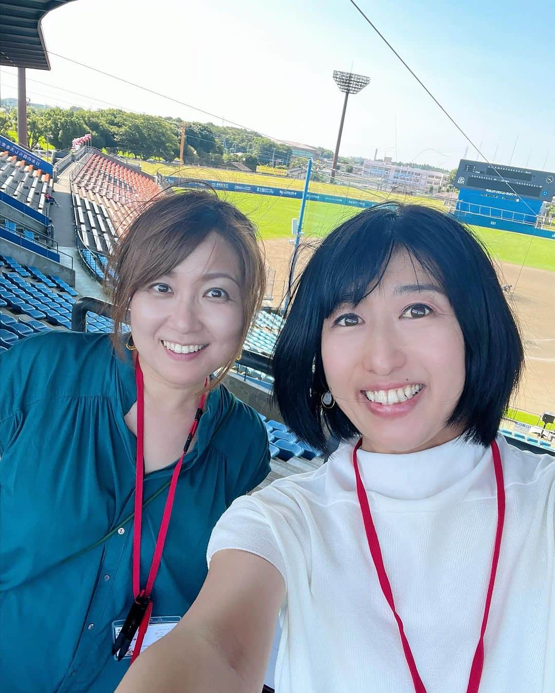 有働文子さんのインスタグラム写真 - (有働文子Instagram)「⚾️⚾️⚾️  月曜日は、2016年以来、7？8年ぶりの高校野球⚾️#応援席リポート でした✨  大先輩の木村仁美さんが1塁側、私は3塁側の応援席の様子をレポート🎤✨  仁美さんは、相変わらずテキパキしていていて、優しい声に癒されました💓 なかなか......フリーだとお仕事一緒にならないのですが、嬉しかったです🙌  そして、全力で戦った高校球児の皆さん、応援団や関係者の皆様、本当にお疲れ様でした🙇‍♀️  勝っても負けても、本当にキラキラしてて、私までもらい泣きしそうでした😭 バーチャル高校野球で今は、全て映像も見られて、凄いですよね✨  やっぱりスポーツの現場、大好きだっ🙌  監督インタビューも一度だけやらせてもらった事があり、それが凄く楽しくて、今の #スポーツのインタビュー のお仕事に繋がってます🫶  #全国高校野球選手権大会  #茨城大会 #土浦日大対日立工業 #常磐大対勝田 #スタンドレポート #野球観戦  #フリーアナウンサー #アナウンサー #レポート #レポーター #茨城放送」7月19日 9時59分 - udou_fumiko