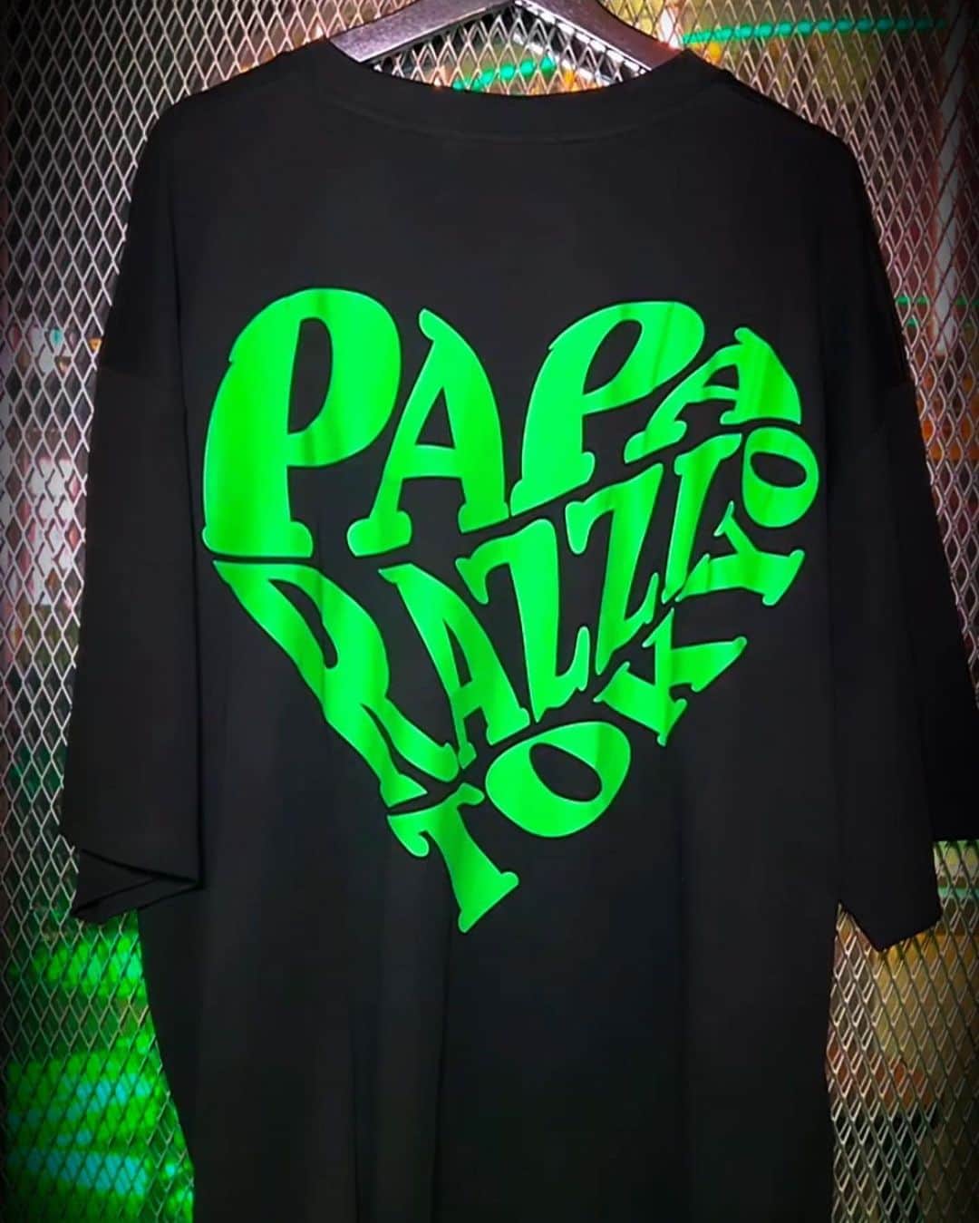 𝑵𝑶𝑹𝑰𝑲𝑶さんのインスタグラム写真 - (𝑵𝑶𝑹𝑰𝑲𝑶Instagram)「. NEW ARRIVAL @paparazzitokyo   ”PAPARAZZI HEART LOGO TEE”  この夏抜群の着心地の 良さを重視し、伸縮性ある 生地を使いました。  薄手なのに、しわになりにくい 優秀なpaparazzi新作logo tee♡  今期より、お客様からの ご要望の多かったM〜2XLまでの サイズ展開としました🙏✨  既にBLACK✖️GREEN XL. 2XL size 完売致しました🙇‍♀️  paparazzi online shopにて購入、 又は @run_shinjuku  店舗にて御試着出来ますので、 お気軽にお立ち寄り くださいませ🙏💛  #paparazzi #paparazzitokyo #new #newarrivals #newtee」7月19日 9時59分 - norip_ppz