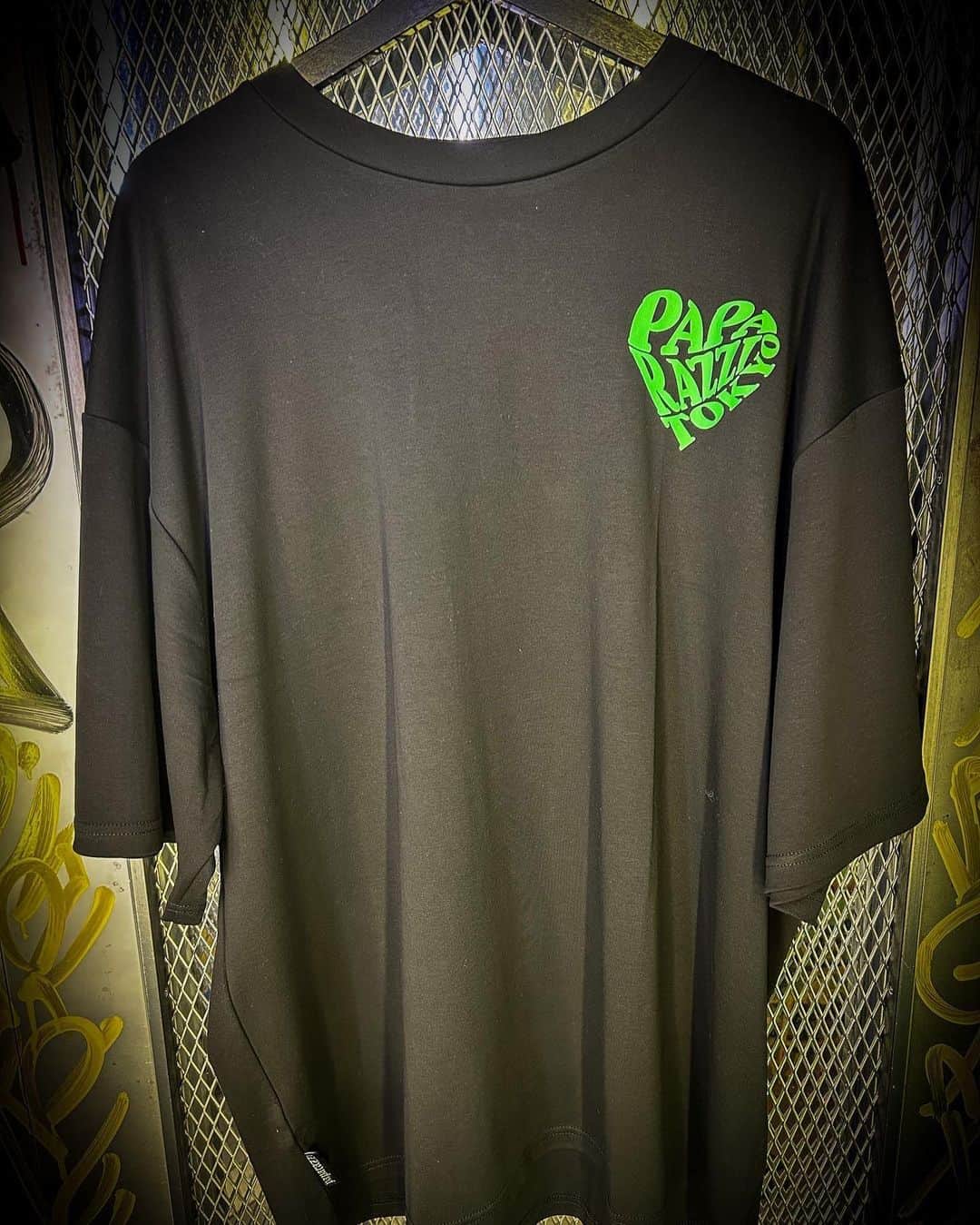 𝑵𝑶𝑹𝑰𝑲𝑶さんのインスタグラム写真 - (𝑵𝑶𝑹𝑰𝑲𝑶Instagram)「. NEW ARRIVAL @paparazzitokyo   ”PAPARAZZI HEART LOGO TEE”  この夏抜群の着心地の 良さを重視し、伸縮性ある 生地を使いました。  薄手なのに、しわになりにくい 優秀なpaparazzi新作logo tee♡  今期より、お客様からの ご要望の多かったM〜2XLまでの サイズ展開としました🙏✨  既にBLACK✖️GREEN XL. 2XL size 完売致しました🙇‍♀️  paparazzi online shopにて購入、 又は @run_shinjuku  店舗にて御試着出来ますので、 お気軽にお立ち寄り くださいませ🙏💛  #paparazzi #paparazzitokyo #new #newarrivals #newtee」7月19日 9時59分 - norip_ppz