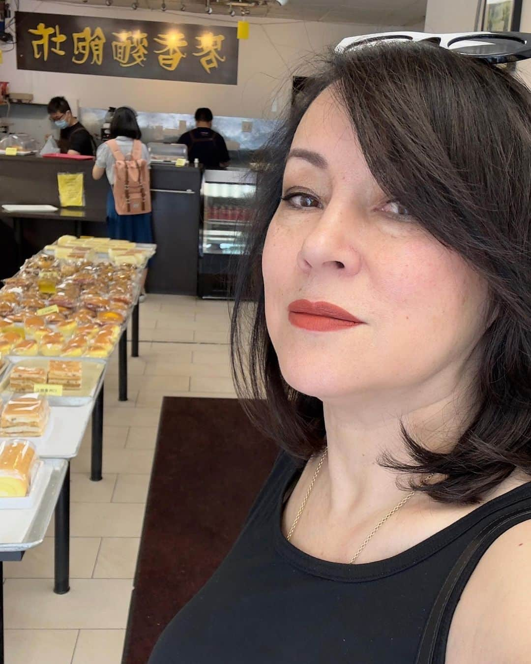 ジェニファー・ティリーさんのインスタグラム写真 - (ジェニファー・ティリーInstagram)「In Chinatown, getting Chinese bakery stuff! 🥮🥧🧁🍢🍘🥟🍡」7月19日 10時02分 - jennifertilly