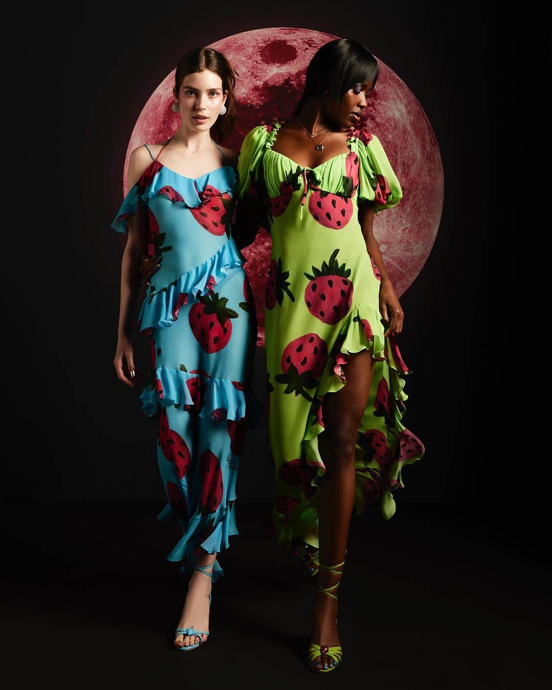 Sretsisさんのインスタグラム写真 - (SretsisInstagram)「Dancing in the moonlight. Shop “Strawberry Moon” printed bias cut chiffon dresses now exclusively at all Sretsis Boutiques.」7月19日 10時03分 - sretsisofficial