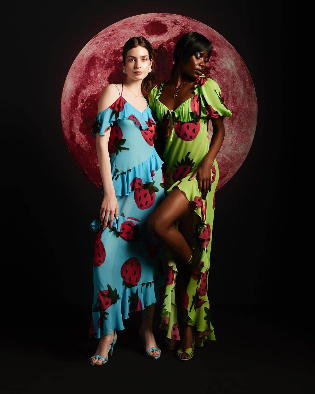 Sretsisさんのインスタグラム写真 - (SretsisInstagram)「Dancing in the moonlight. Shop “Strawberry Moon” printed bias cut chiffon dresses now exclusively at all Sretsis Boutiques.」7月19日 10時03分 - sretsisofficial