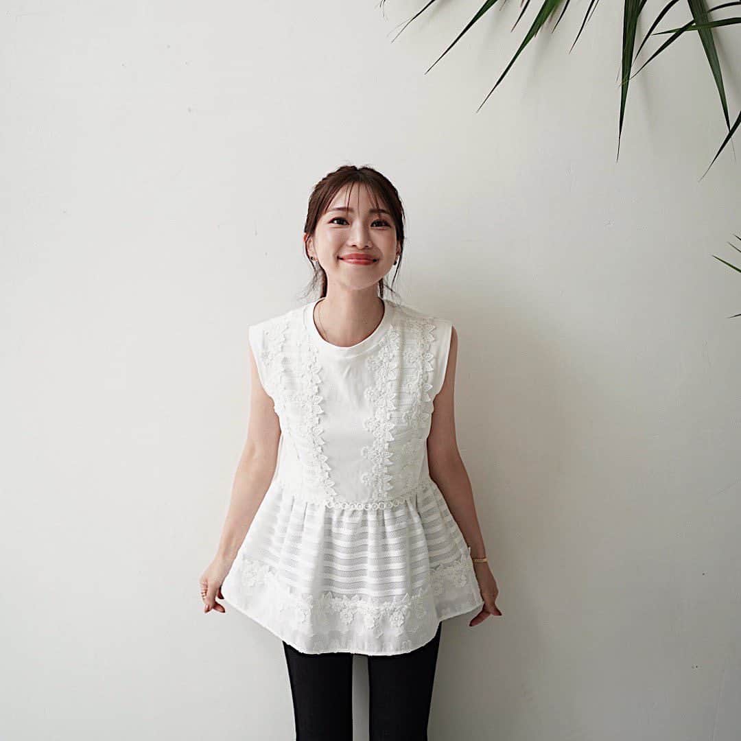 喜田彩子のインスタグラム：「⁡ ⁡ 昨日の私服🕊️🌱 ⁡ ヘアメイクをしてもらう日は被りではないトップスがマスト♡ ⁡  @chesty_official のレースペプラムカットソーは 気になる腰回りをカバーしつつスタイルアップにも！ ⁡ 贅沢なレースがとっても可愛いくて 生地の着心地もよくて更に涼しい〜🎐 ⁡ もうさ、暑くてまずは涼しいが一番だよね💦 自宅でも洗えるのでデイリー使いに◎ ⁡ ⁡ @chestystyle_official  #fashion #outfit #ootd #coordinate #패션 #오오티디 #데일리룩 #코디스타그램 #악세사리 #오늘뭐입지 #좋아요 #156センチコーデ #sサイズコーデ #chesty #チェスティ #シンプルコーデ #ファッション #コーディネート #コーデ」