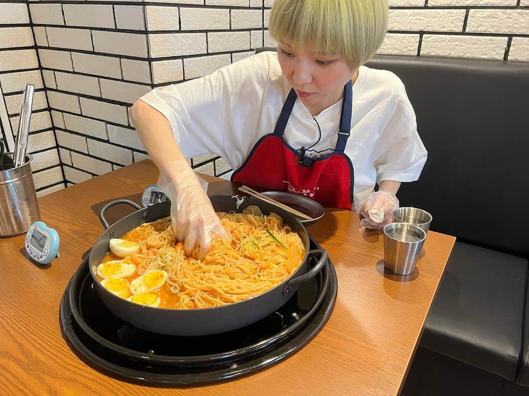 かこさんのインスタグラム写真 - (かこInstagram)「韓国で有名なユガネタッカルビさんが日本初上陸〜🇯🇵✨ 期間限定のチャレンジメニューを最終日に滑り込みで食べてきました🤩✨ モンスターチョル麺3kg、9分❤️‍🔥まず麺の美味しさに感動…今まで食べたチョル麺で一番美味しかった😭辛いかなって思っとったけど、そんな事なくてむしろ甘かった😳✨ チャレンジメニューは混ぜてからスタートなので混ぜている様子👀最後は緊張しているわし😇 本当に美味しかった🥹✨お店の方もみなさんめちゃくちゃ優しかった😭YouTubeで動画上がるのでお待ちください🐿️🍒 #ユガネタッカルビ #新大久保 #新大久保グルメ #먹방 #대식가 #먹팔 #먹팔해요 #먹스타그램 #大食い #双子 #はらぺこツインズ  #大胃王 #モッパン #ความตะกละ #Ham ăn #gula #韓国旅行 #韓国 #韓国グルメ #xgirl」7月19日 10時07分 - harapeko__kako