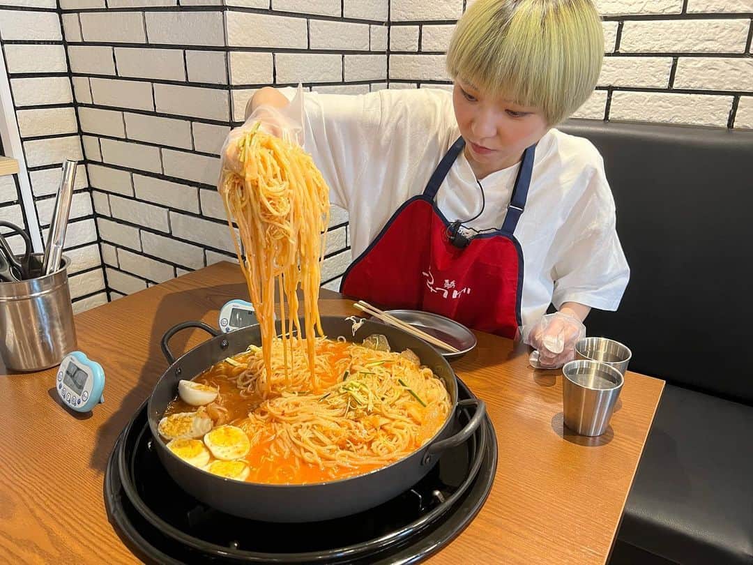 かこさんのインスタグラム写真 - (かこInstagram)「韓国で有名なユガネタッカルビさんが日本初上陸〜🇯🇵✨ 期間限定のチャレンジメニューを最終日に滑り込みで食べてきました🤩✨ モンスターチョル麺3kg、9分❤️‍🔥まず麺の美味しさに感動…今まで食べたチョル麺で一番美味しかった😭辛いかなって思っとったけど、そんな事なくてむしろ甘かった😳✨ チャレンジメニューは混ぜてからスタートなので混ぜている様子👀最後は緊張しているわし😇 本当に美味しかった🥹✨お店の方もみなさんめちゃくちゃ優しかった😭YouTubeで動画上がるのでお待ちください🐿️🍒 #ユガネタッカルビ #新大久保 #新大久保グルメ #먹방 #대식가 #먹팔 #먹팔해요 #먹스타그램 #大食い #双子 #はらぺこツインズ  #大胃王 #モッパン #ความตะกละ #Ham ăn #gula #韓国旅行 #韓国 #韓国グルメ #xgirl」7月19日 10時07分 - harapeko__kako