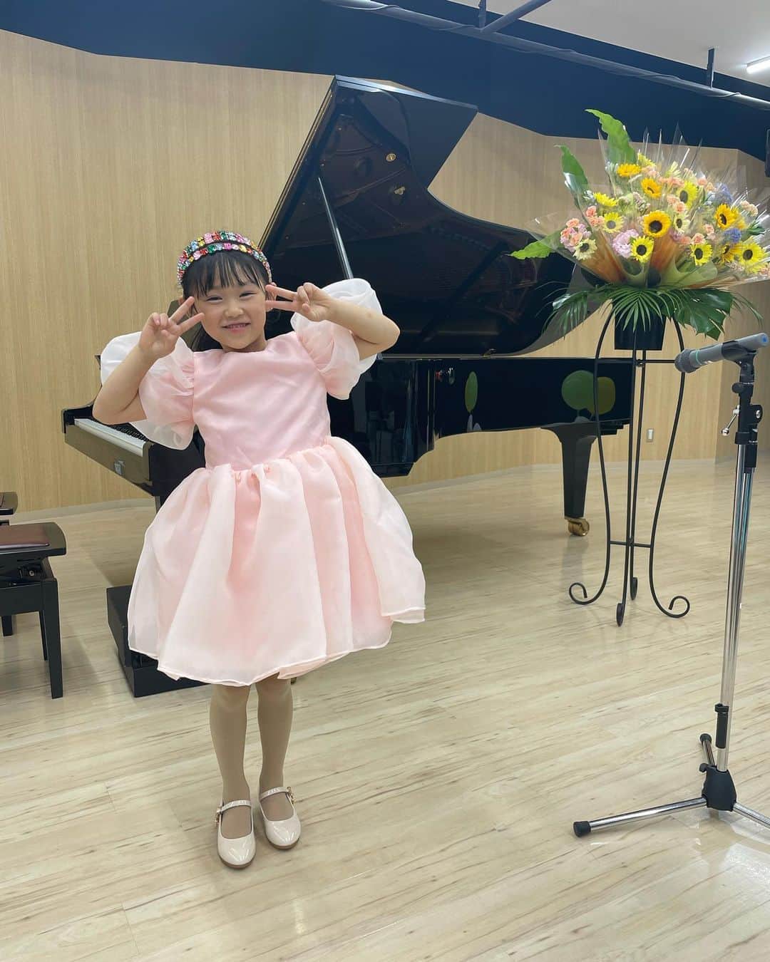 大菅小百合のインスタグラム：「🎹ピアノ発表会🎹 ヤマハをやめて個人のピアノ教室に通って初✨ 今回は中間発表会的な感じなので私も連弾で参加させていただきました‼️😍  娘が「緊張するぅ〜」って言ってて「一人じゃないから大丈夫だよ」と言っていたママもほんの少しだけ緊張感を味わいました✨久しぶりの感覚‼️⤴︎ なかなか緊張感を味わう場所ってないから💓良き思い出となりました🎵 ・ ・ ・ #ピアノ発表会 #連弾 #おおきな古時計 #晴れた日に〜魔女の宅急便より #6y3m #頑張った日 #お疲れ様でした👏🏻」