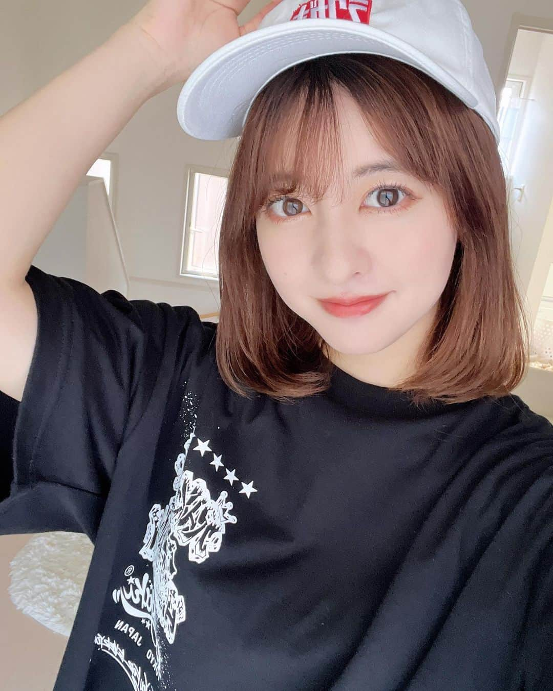 羽島みきのインスタグラム：「あーーーちいいい  🤍❤️  @rakugaki_tokyo_official   この夏はラクガキの Tシャツとキャップでのりきるっ  #めいのイベントあと買った」