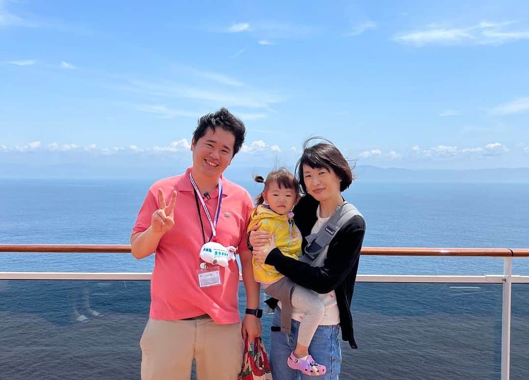 のインスタグラム：「どうも、おのだです！ 今回は、日本寄港史上最大客船"MSCベリッシマ"に乗船してきました♪  2023年6月12日横浜発の"西日本・韓国満喫クルーズ" を満喫し、8泊９日(横浜→神戸→広島→済州島→鹿児島→横浜)の豪華クルーズです。  船内では、基本的にイタリアンコースやビュッフェを無料でいただくことができます🇮🇹 さらに、ウォータースライダー🏊・ジャクジー🛁・ボーリング🎳・バスケットコート🏀などなど、船内にいることを忘れるほどアクティビティが充実しています！  そんな豪華クルーズですが、家族3人で"約50万円"✨ 内側バルコニーだと約10万円〜と、リーズナブルな客室も用意されています。若者や大学生でも参加できると思います！  クルーズに興味ある方、是非一度MSCベリッシマに乗船してみてはいかがでしょうか！？」