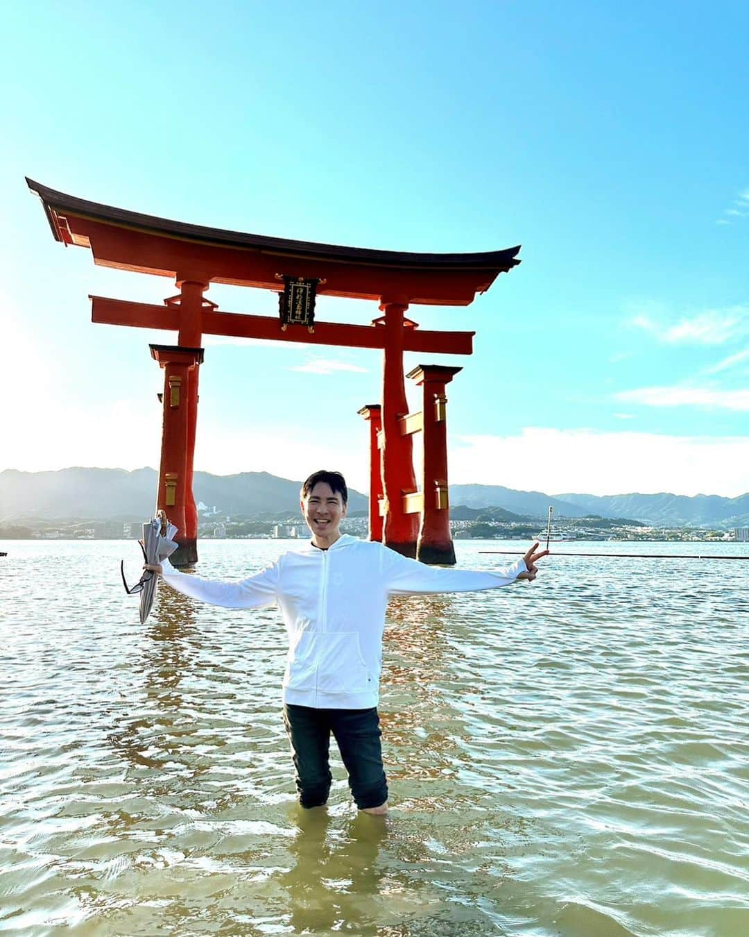 郷ひろみさんのインスタグラム写真 - (郷ひろみInstagram)「厳島神社へ行ってきたよ❗️ 引き潮の時間帯だったので、鳥居の近くまで歩いて行けたよ。  I went to Itsukushima Shinto Shrine. It's just amazing! This is the first time for me to visit here.  #郷ひろみ#hiromigo」7月19日 10時30分 - hiromigo_official