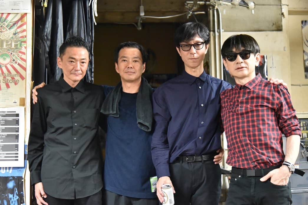 沖野俊太郎のインスタグラム：「楽屋での写真をいただいたのでアップします📸🙏📸 “Between The Lines” at 新代田FEVER 23.07.17  ①Velludo(2023) ②w/瀧見さんと小山田くん ③Velludo + Venus Peter ④Velludo + Penny Arcade ⑤(おまけ)w/おやまっちゃんと息子(れい)」
