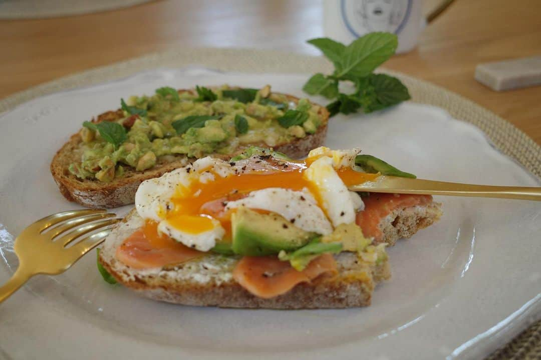 内山理名のインスタグラム：「Good morning..  アボカドトースト🥑 レモンやハーブ・ナッツのおかげで暑くてもペロリ🤤  庭にある植物の中でも、毎日摘んでもどんどん葉を増やすミントやバジルは凄いなぁと。 水をあげなくても実までなっていくオリーブの生命力にも驚かされます。」