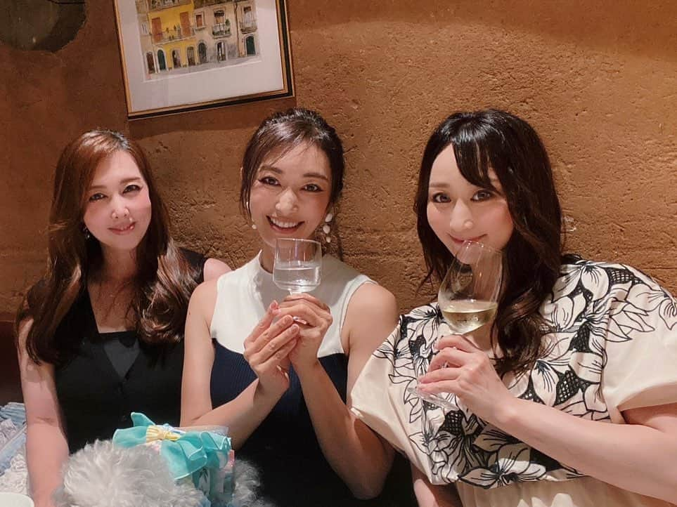 風間ゆみのインスタグラム：「ワンコ🐾と一緒に🥂✨ 川上ゆうちゃんと小早川怜子ちゃん💕 ワンコの話であっという間に酔っぱらい(私だけ😅) 楽しかった🎶🎶🎶  #風間ゆみ#yumikazama#女子会#ワンコ会」