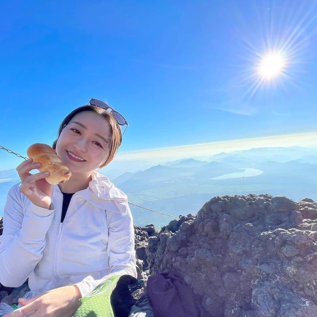 片渕茜さんのインスタグラム写真 - (片渕茜Instagram)「先週末、家族で富士山に登りました🗻  想像以上に険しい道のりで、四つん這いになって登るような場所もありましたが、家族とわいわい休憩を挟んだり、今まで見たことがないような絶景に励まされたりしながら無事頂上に辿り着きました。 天気も良く、ご来光や満天の星空も見ることができました！  そして登山中や頂上で食べたパン、ラーメン、カレー、おでん、お菓子、ビールはいつもより何倍も美味しく感じました…(よく食べている😂)  下山後、私に待ち受けていたもう一つの山である翌日のモーサテ放送もなんとか終えることが出来ました😂 今は疲労と筋肉痛で動けません。。  #富士山登山 #モーサテ」7月19日 11時05分 - akane_katafuchi