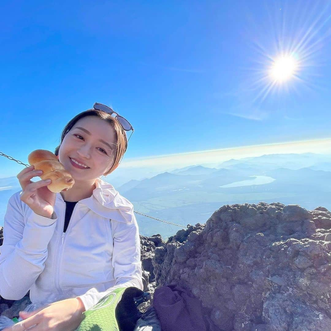 片渕茜のインスタグラム：「先週末、家族で富士山に登りました🗻  想像以上に険しい道のりで、四つん這いになって登るような場所もありましたが、家族とわいわい休憩を挟んだり、今まで見たことがないような絶景に励まされたりしながら無事頂上に辿り着きました。 天気も良く、ご来光や満天の星空も見ることができました！  そして登山中や頂上で食べたパン、ラーメン、カレー、おでん、お菓子、ビールはいつもより何倍も美味しく感じました…(よく食べている😂)  下山後、私に待ち受けていたもう一つの山である翌日のモーサテ放送もなんとか終えることが出来ました😂 今は疲労と筋肉痛で動けません。。  #富士山登山 #モーサテ」