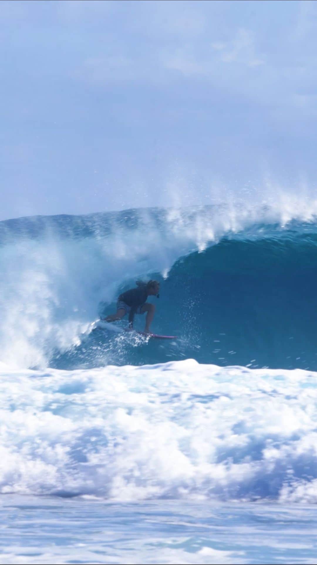 ジェイミー・オブライエンのインスタグラム：「Going back to back with this legend @lorenzotahiti watch the full edit live on my YouTube 💦 link in profile 🎥 @jacobtmoss」