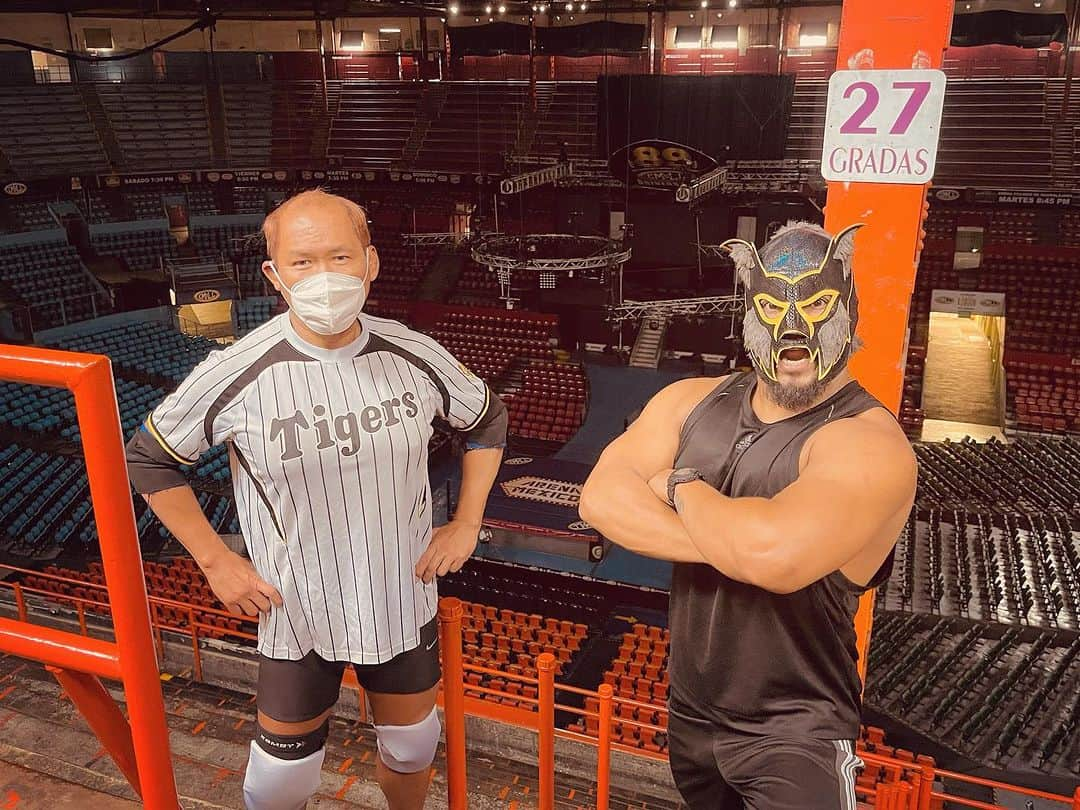 奥村茂雄さんのインスタグラム写真 - (奥村茂雄Instagram)「Un día más de entrenamiento de Los Chacales del Ring en la Arena México. - - #cmll #arenamexico #training #loschacalesdelring #coyote #okumura #tifondeosaka」7月19日 11時03分 - okumuracmll