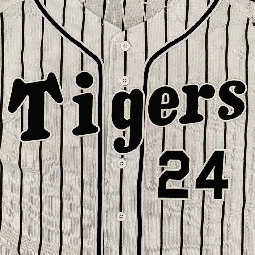 桧山進次郎のインスタグラム：「背番号24 横田慎太郎選手  思い返せば私が引退した翌年にとんでもなくスケールのでかい選手が24番を背負う事になりコレからのタイガースを強くする選手の1人だと確信してました。  走攻守三拍子揃った大型野手！ そして甘いマスク。極め付けは超真面目。 スター選手になるにもってこいの選手でした。  引退後は自身の経験を活かし元気に社会貢献し続けていると聞いていただけに残念でならない。  心からお悔やみ申し上げます。」