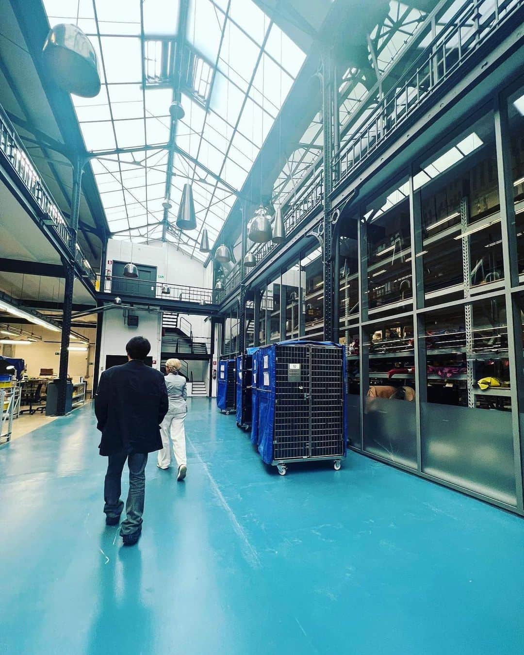 渋谷慶一郎さんのインスタグラム写真 - (渋谷慶一郎Instagram)「Delvaux本社に行ってきました。日帰りひさびさのベルギー、楽しかった。 Visited @delvaux head quarter office in Brussels, Belgium last week. I had a chance to see their beautiful atelier, office and flagship store there. Thank you @delvaux, Mr. Jean-Marc and Anne for welcoming me.」7月19日 11時10分 - keiichiroshibuy